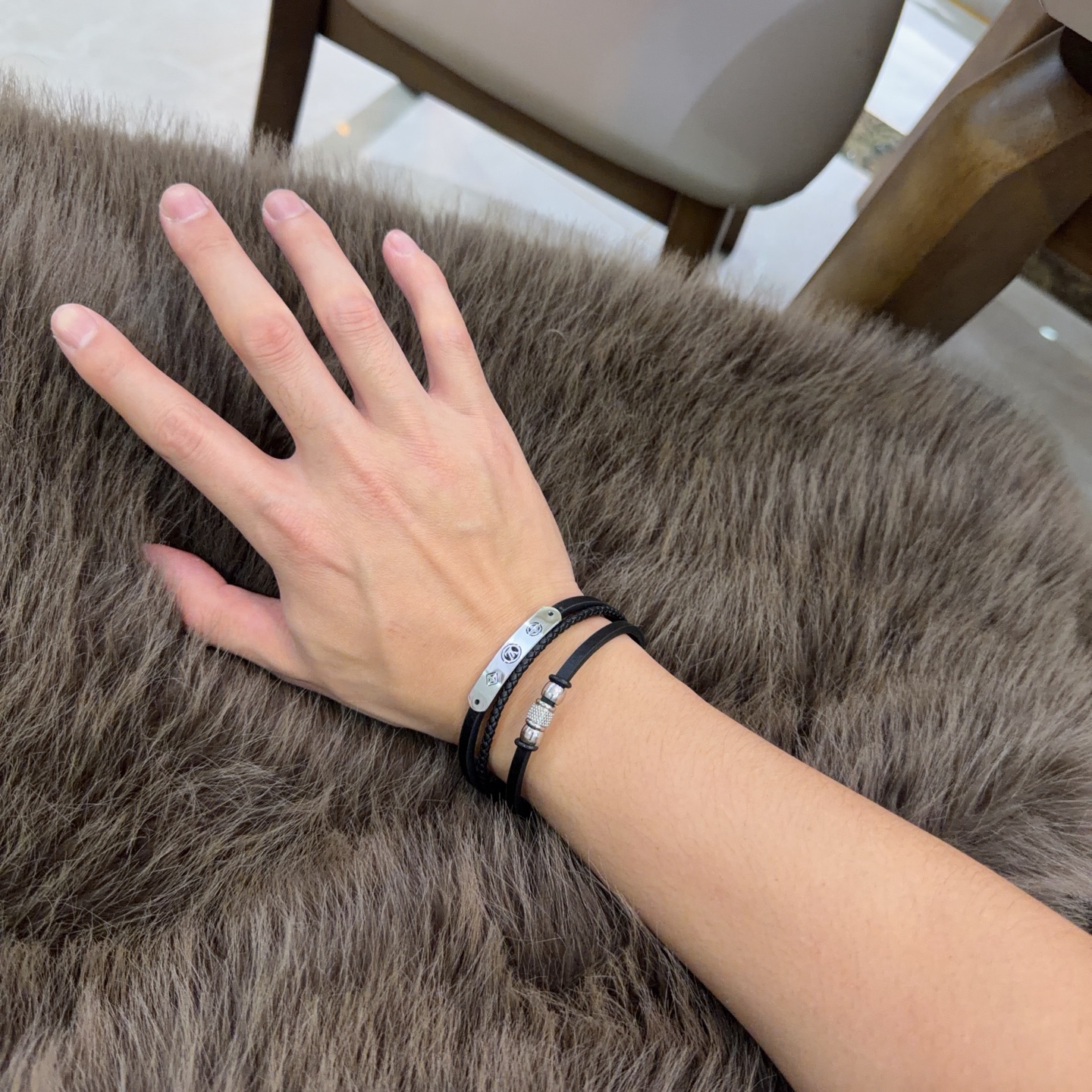 高品质LV路易威登牛皮手绳手链🇷🇼原单货🇷🇼专柜新款开模复古潮流时尚必备 男女均可佩戴 情侣款同款 摇滚