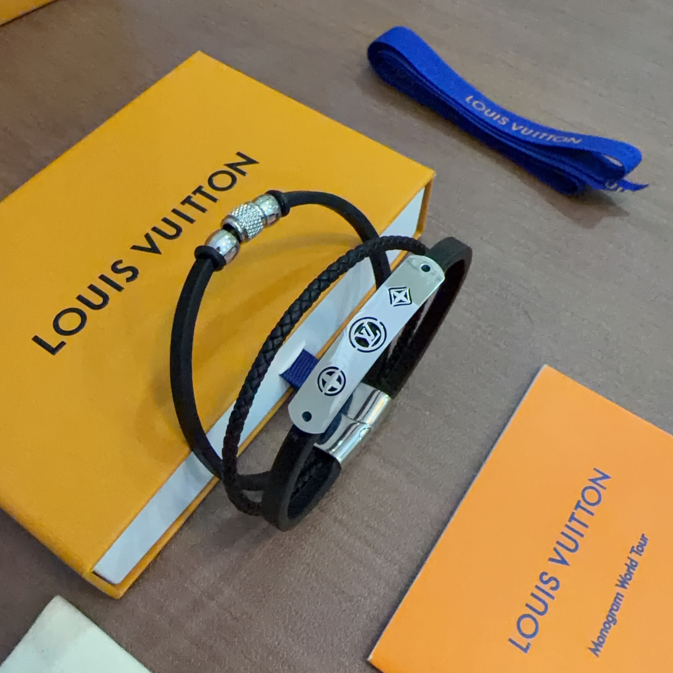 高品质LV路易威登牛皮手绳手链🇷🇼原单货🇷🇼专柜新款开模复古潮流时尚必备 男女均可佩戴 情侣款同款 摇滚