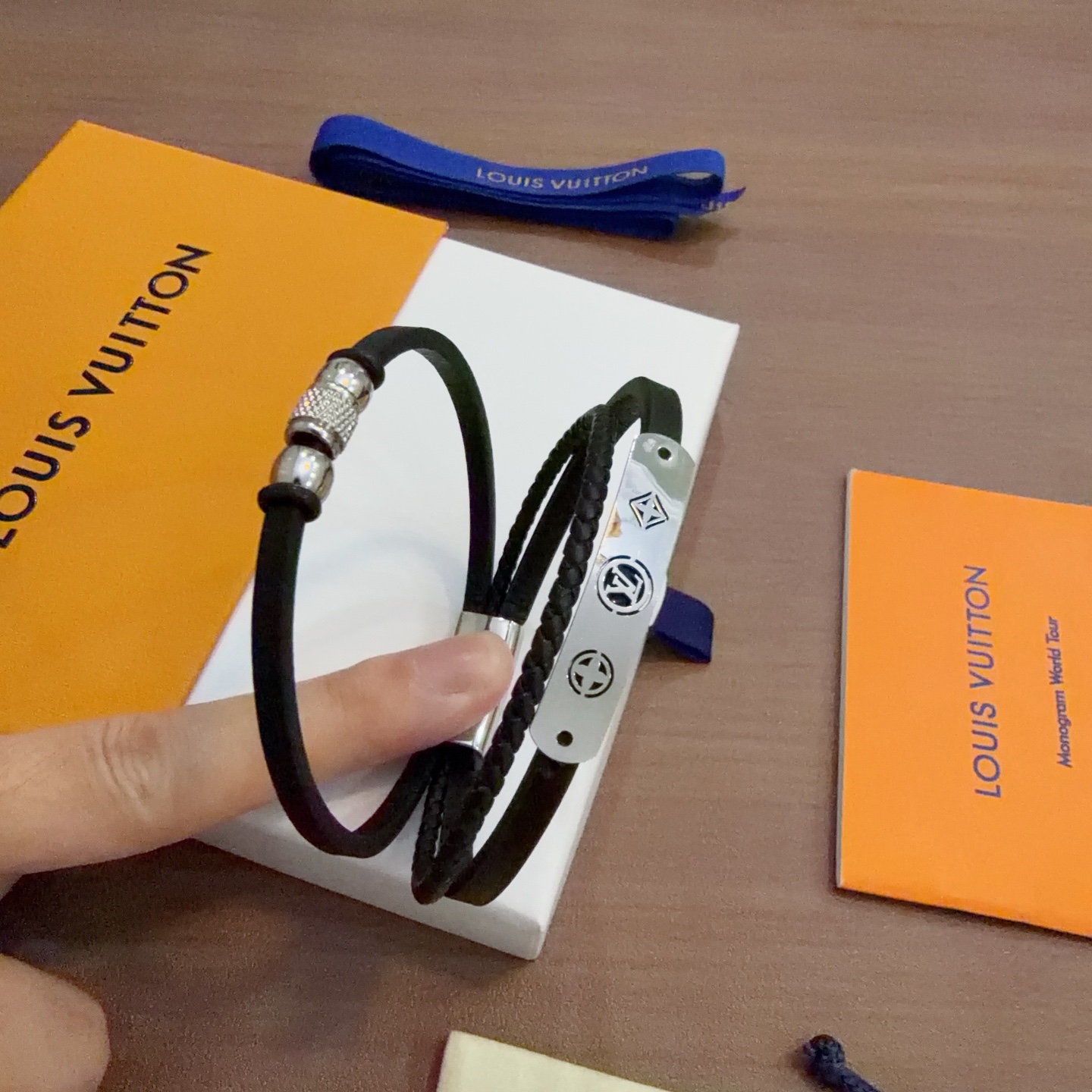 高品质LV路易威登牛皮手绳手链🇷🇼原单货🇷🇼专柜新款开模复古潮流时尚必备 男女均可佩戴 情侣款同款 摇滚