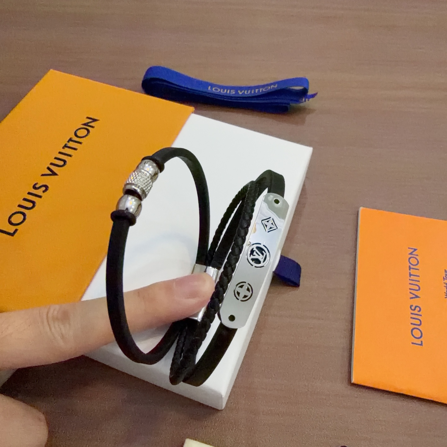 高品质LV路易威登牛皮手绳手链🇷🇼原单货🇷🇼专柜新款开模复古潮流时尚必备 男女均可佩戴 情侣款同款 摇滚