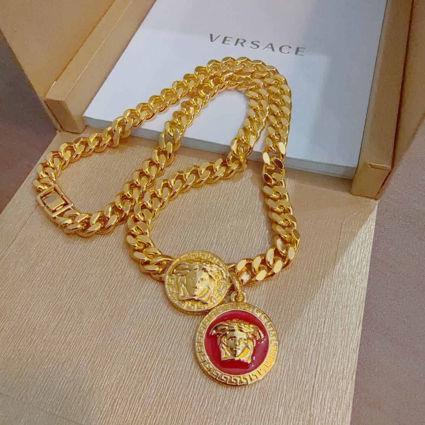 高品质范思哲项链美杜莎头像原单货专柜新款开模复古潮流时尚必备 男女均可佩戴 情侣款同款 摇滚朋克泰银风格