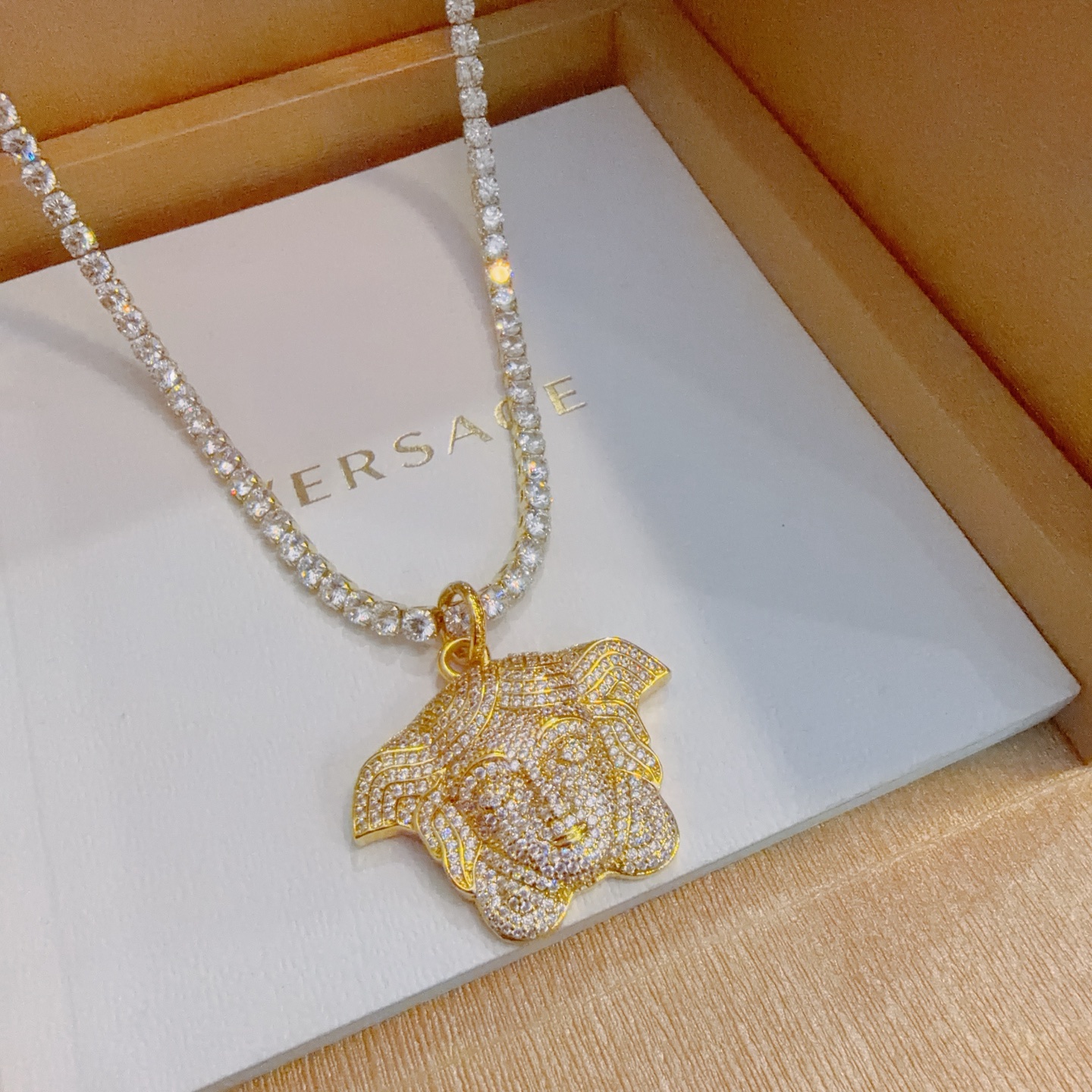 高品质范思哲项链美杜莎头像原单货专柜新款开模复古潮流时尚必备 男女均可佩戴 情侣款同款 摇滚朋克泰银风格