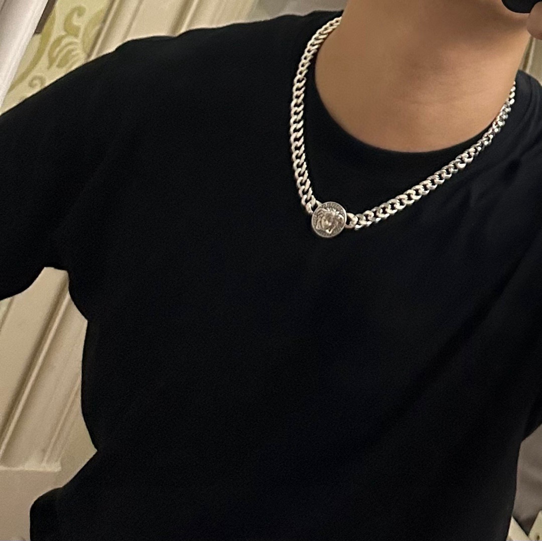 高品质范思哲项链美杜莎头像原单货专柜新款开模复古潮流时尚必备 男女均可佩戴 情侣款同款 摇滚朋克泰银风格