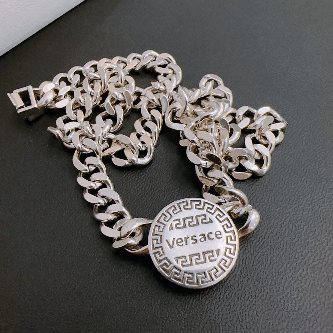 高品质范思哲项链美杜莎头像原单货专柜新款开模复古潮流时尚必备 男女均可佩戴 情侣款同款 摇滚朋克泰银风格