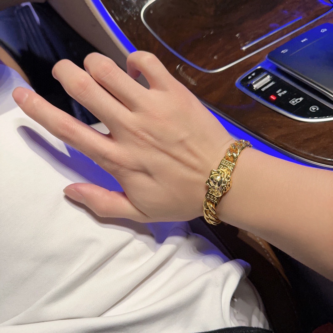 高品质范思哲手链美杜莎头像原单货专柜新款开模复古潮流时尚必备 男女均可佩戴 情侣款同款 摇滚朋克泰银风格