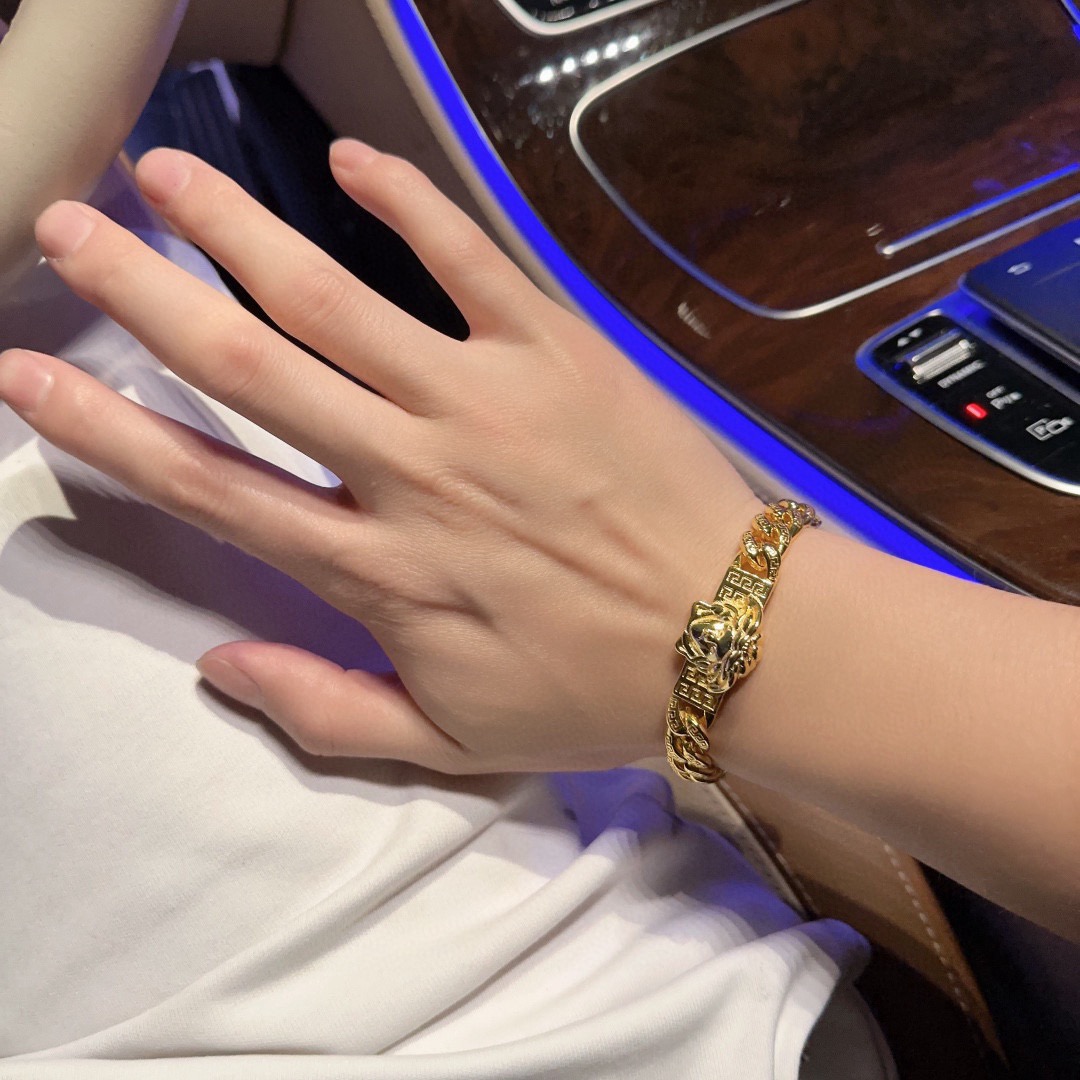 高品质范思哲手链美杜莎头像原单货专柜新款开模复古潮流时尚必备 男女均可佩戴 情侣款同款 摇滚朋克泰银风格