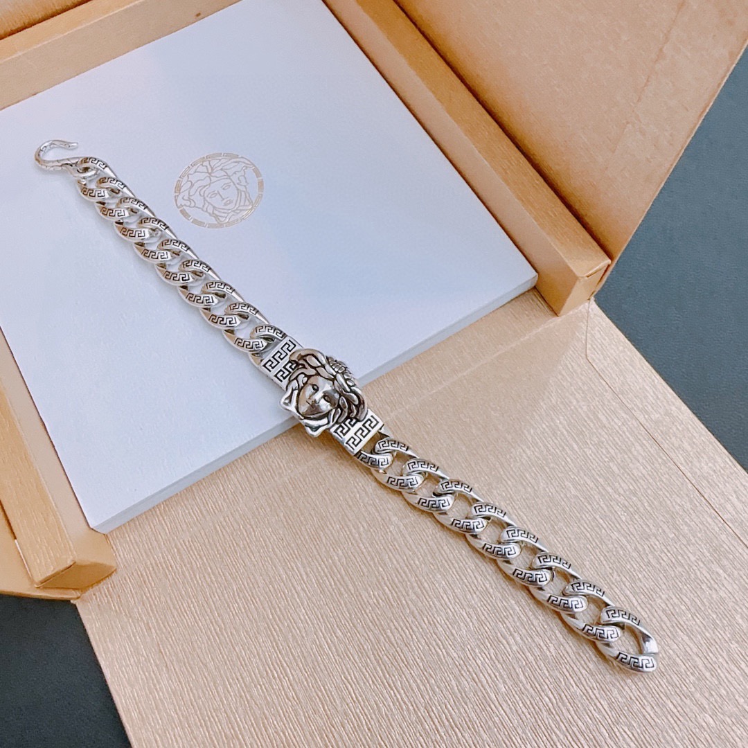 高品质范思哲手链美杜莎头像原单货专柜新款开模复古潮流时尚必备 男女均可佩戴 情侣款同款 摇滚朋克泰银风格