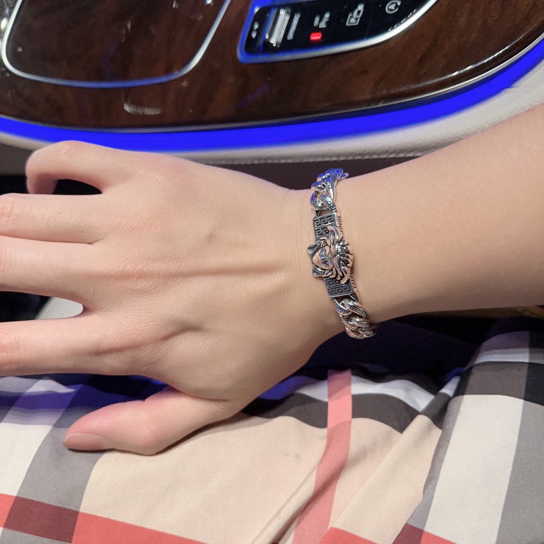 高品质范思哲手链美杜莎头像原单货专柜新款开模复古潮流时尚必备 男女均可佩戴 情侣款同款 摇滚朋克泰银风格