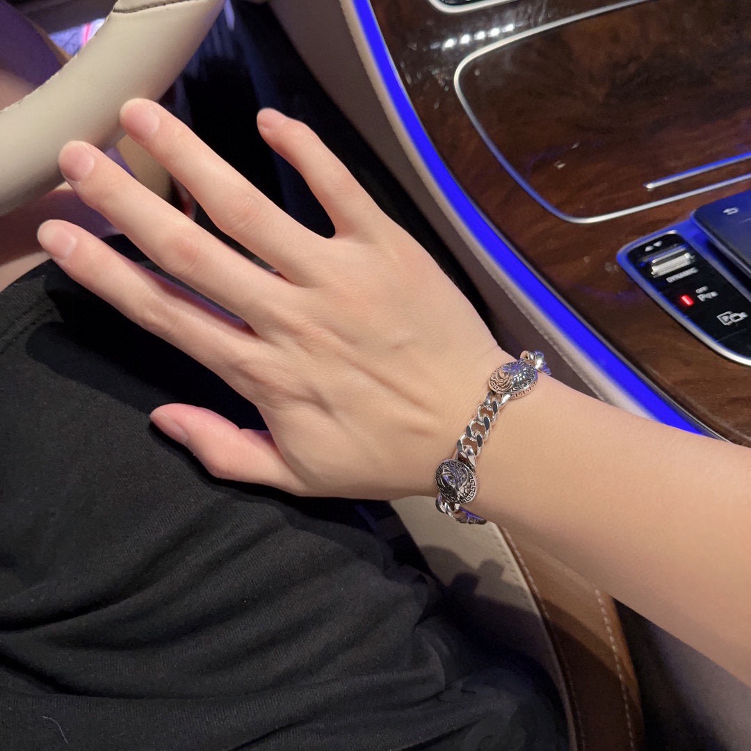 高品质范思哲手链美杜莎头像原单货专柜新款开模复古潮流时尚必备 男女均可佩戴 情侣款同款 摇滚朋克泰银风格