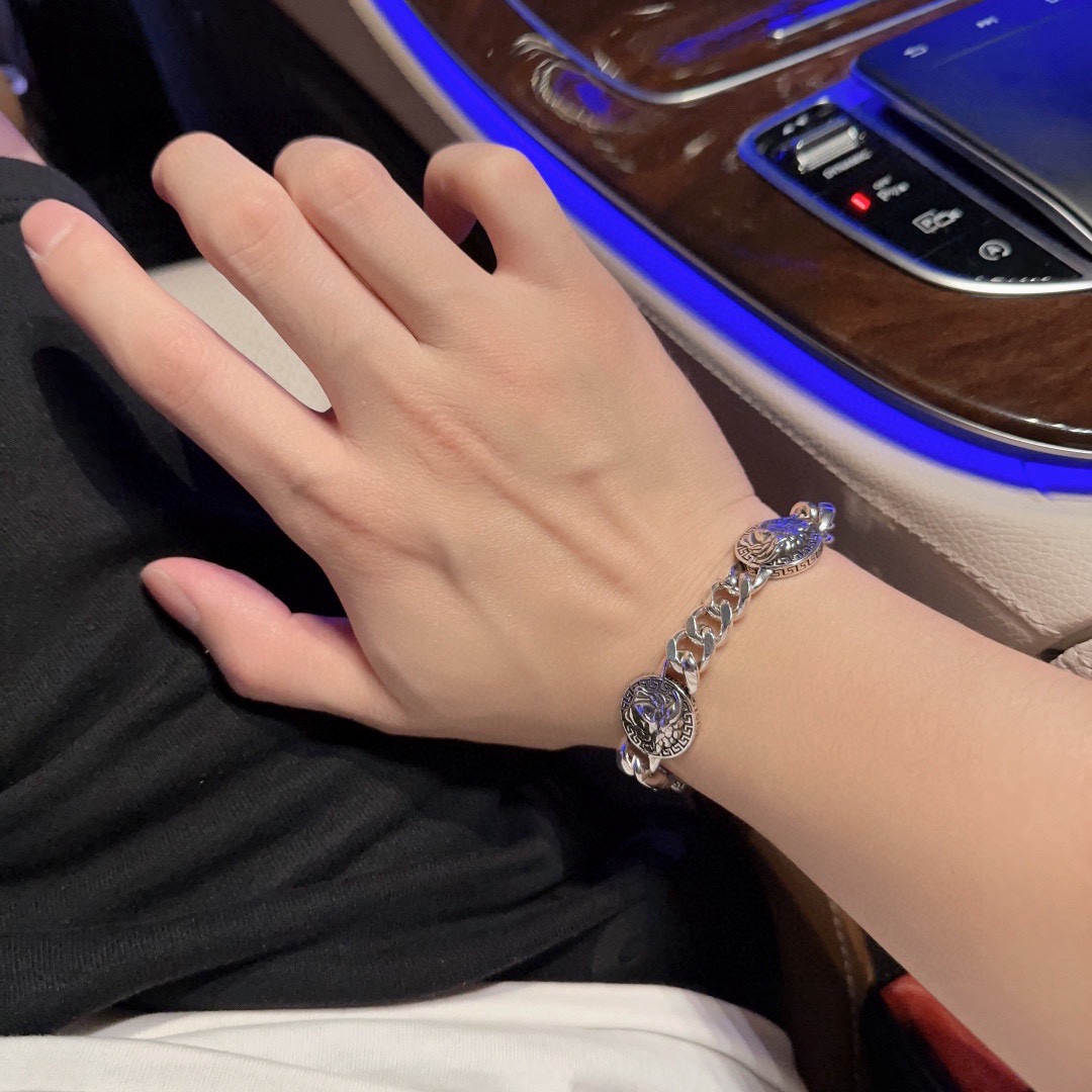 高品质范思哲手链美杜莎头像原单货专柜新款开模复古潮流时尚必备 男女均可佩戴 情侣款同款 摇滚朋克泰银风格