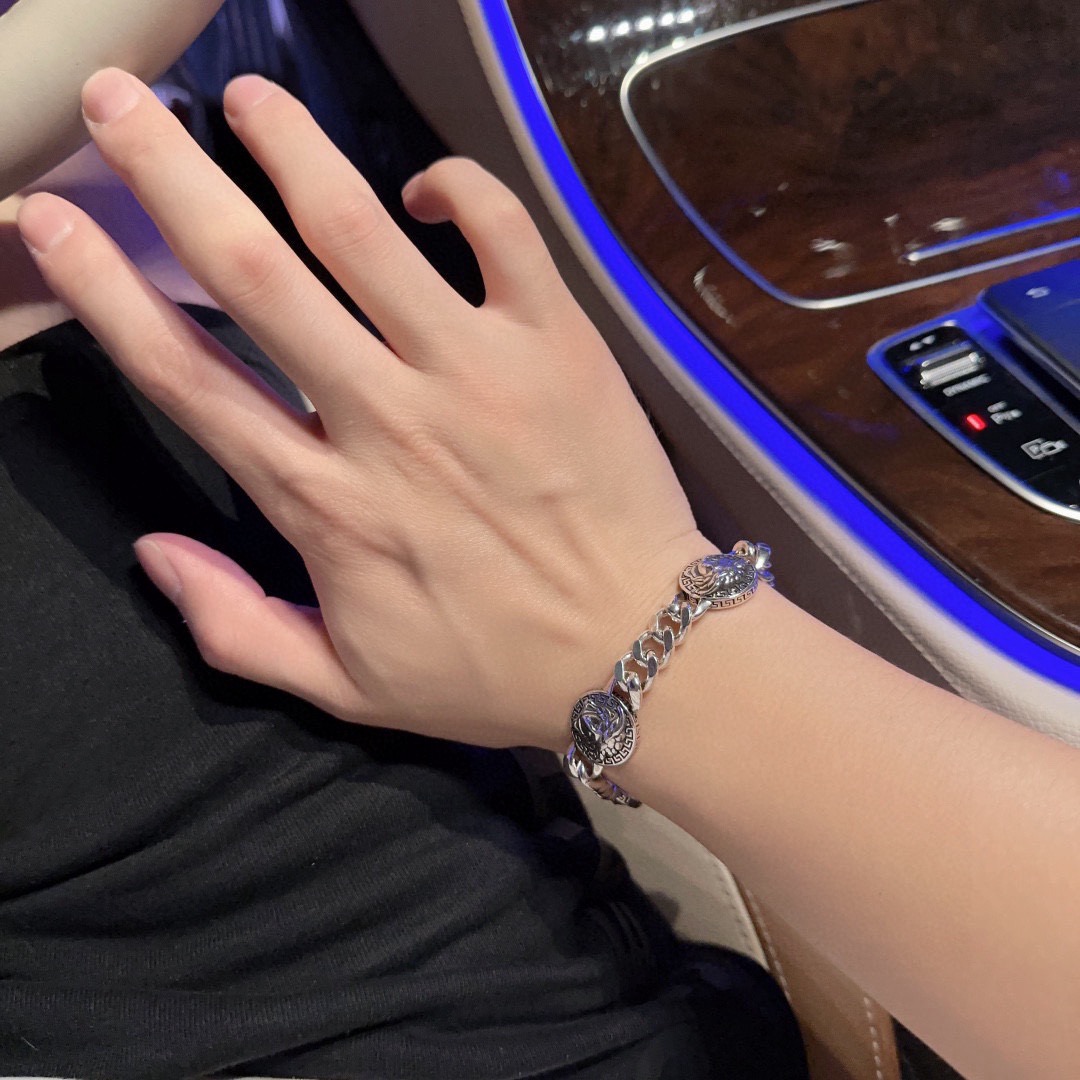 高品质范思哲手链美杜莎头像原单货专柜新款开模复古潮流时尚必备 男女均可佩戴 情侣款同款 摇滚朋克泰银风格