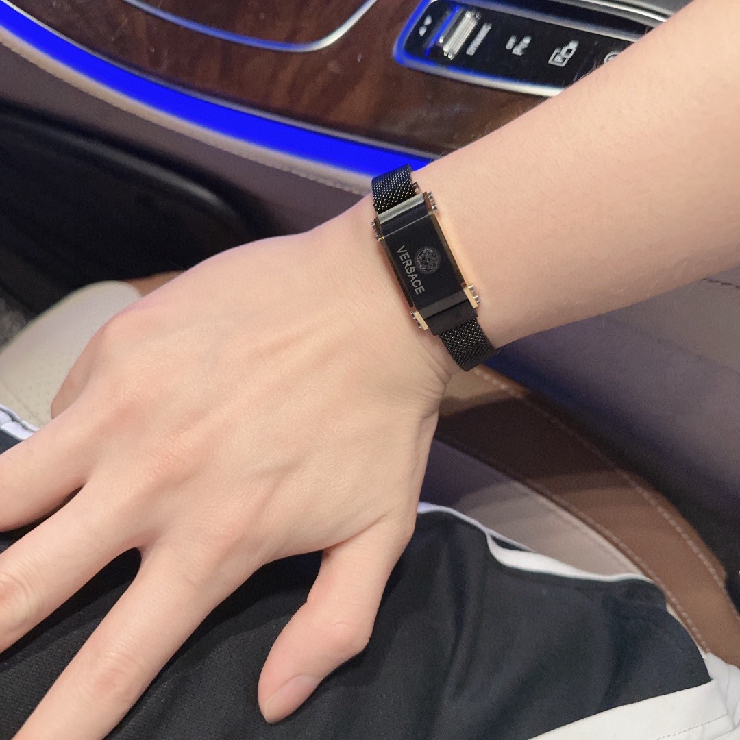 高品质范思哲手链美杜莎头像原单货专柜新款开模复古潮流时尚必备 男女均可佩戴 情侣款同款 摇滚朋克泰银风格