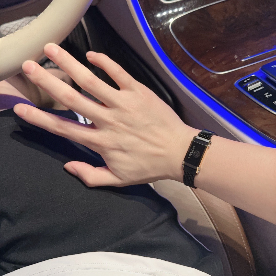 高品质范思哲手链美杜莎头像原单货专柜新款开模复古潮流时尚必备 男女均可佩戴 情侣款同款 摇滚朋克泰银风格