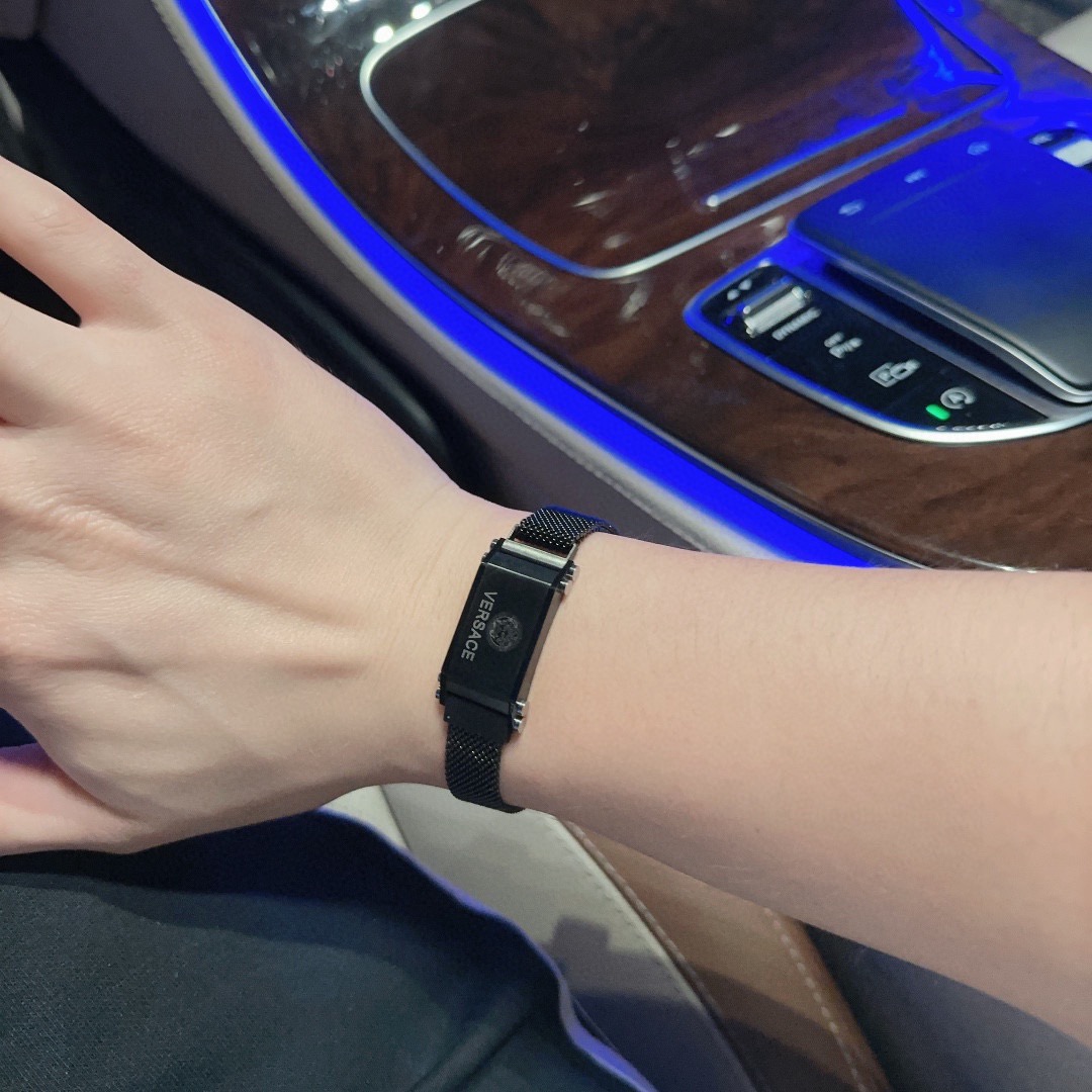 高品质范思哲手链美杜莎头像原单货专柜新款开模复古潮流时尚必备 男女均可佩戴 情侣款同款 摇滚朋克泰银风格