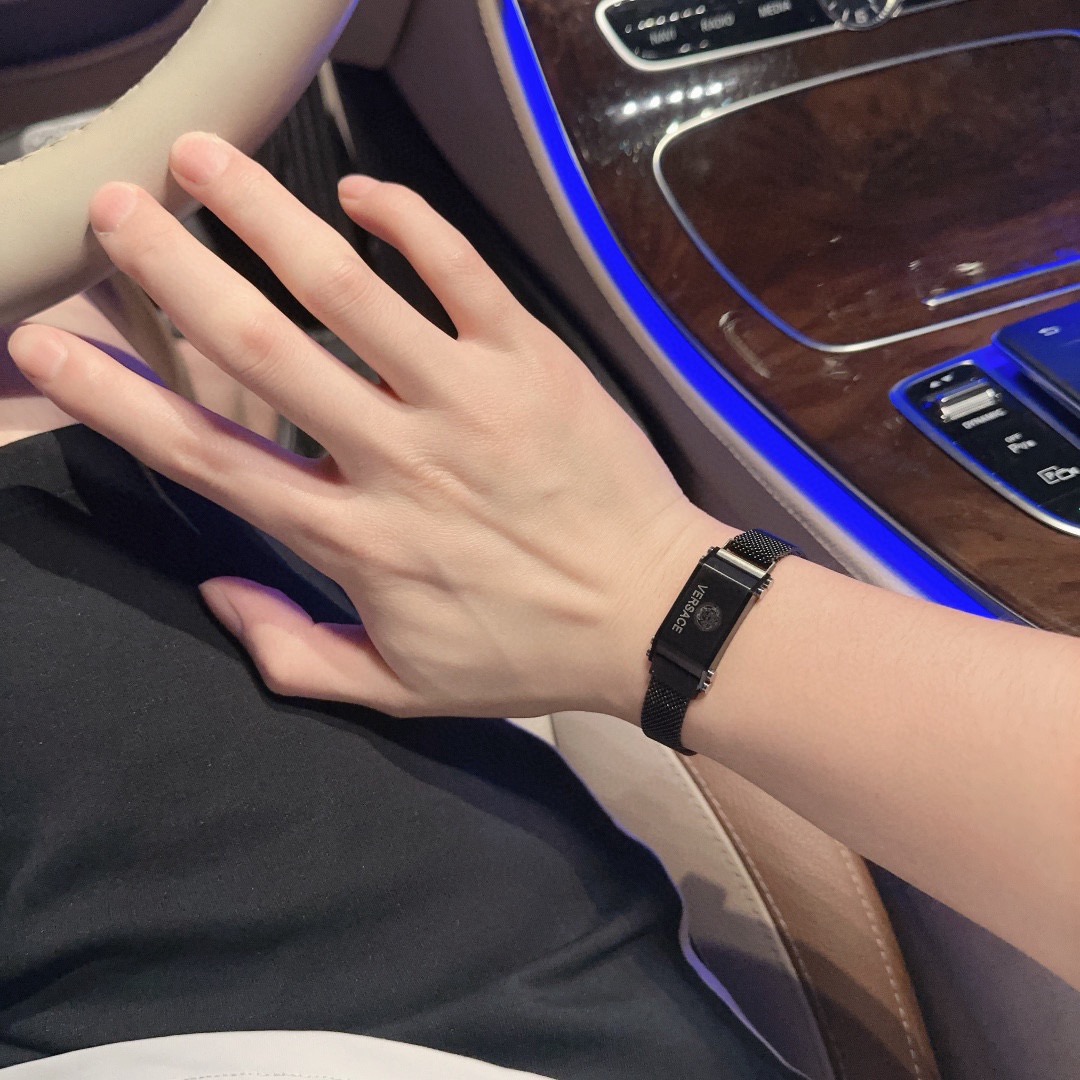 高品质范思哲手链美杜莎头像原单货专柜新款开模复古潮流时尚必备 男女均可佩戴 情侣款同款 摇滚朋克泰银风格