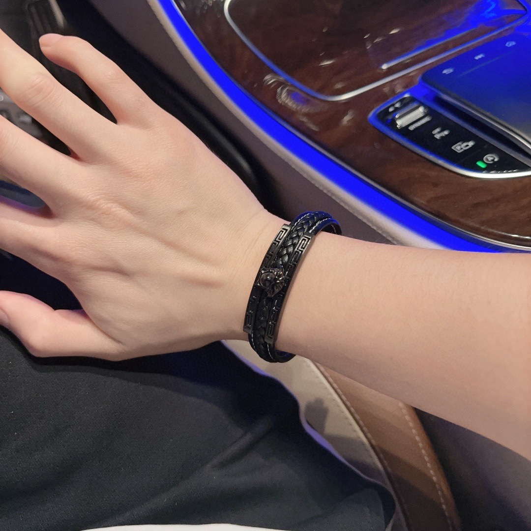 Versace 范思哲 杜美莎标志牛皮手绳手链 帅气酷炫 同时透露着一丝不羁的自由气息 展现别样趣味魅力