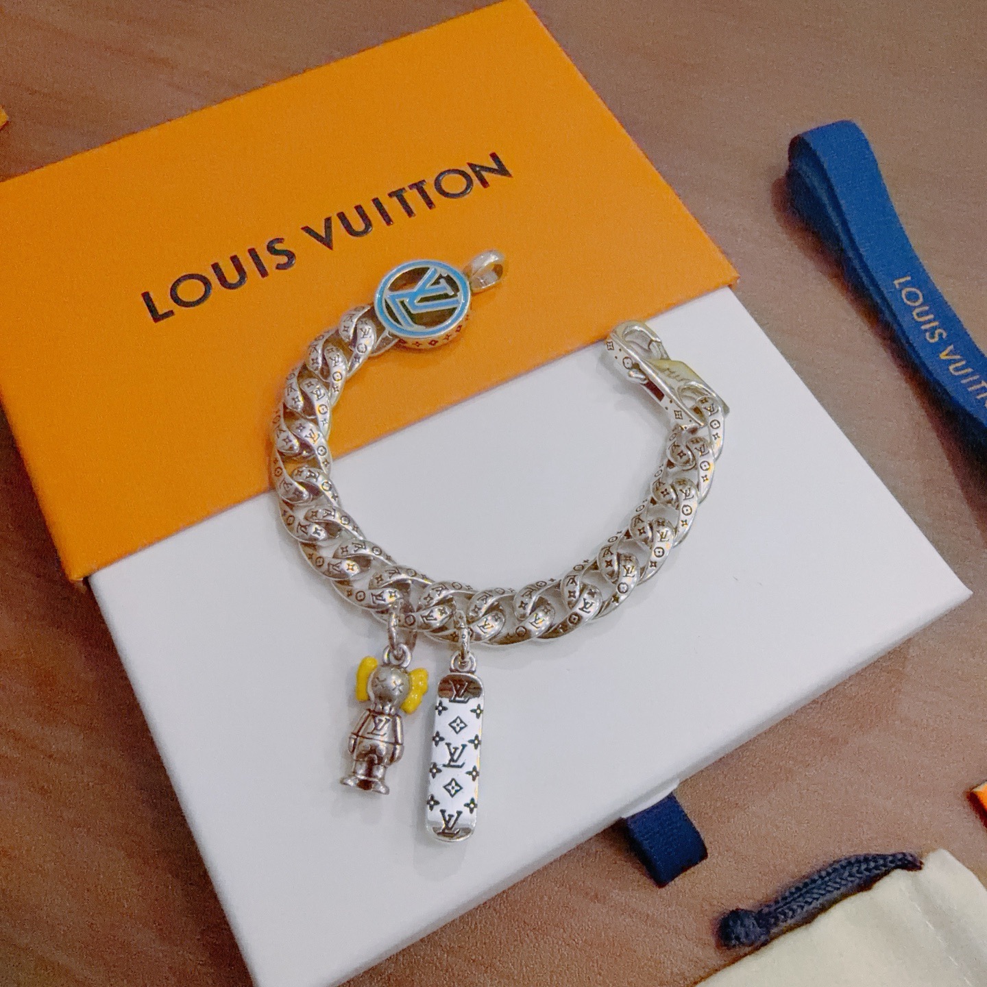 NO:678709,High-quality Louis Vuitton LV bracelet original item counter new open mold retro trendy fashion must-have. Can be worn by both men and women. The same style for couples. Rock punk Thai silver style. Retro elements. Trendy and versatile. The same necklace on the official website. The latest chain has a higher grade. Celebrity classic bracelet. Cuban chain series. Retro silver bracelet. The length of the chain is 22cm.  Very easy to match with trendy clothes, fine jewelry, louis vuitton, louis vuitton, necklace, bracelet19860909高品质路易威登LV手链原单货专柜新款开模复古潮流时尚必备 男女均可佩戴 情侣款同款 摇滚朋克泰银风格 复古元素 潮流百搭 官网同款项链最新款链条档次更高明星经典款手链古巴链系列复古银手链 链长码数22cm20cm18cm可改长度 细节对版做旧处理 非市面亮面版型 这款一直在出 LV里面热卖款 非常好搭配潮流衣服,饰品精品,louis vuitton,louis vuitton,necklace,bracelet,Jewelry