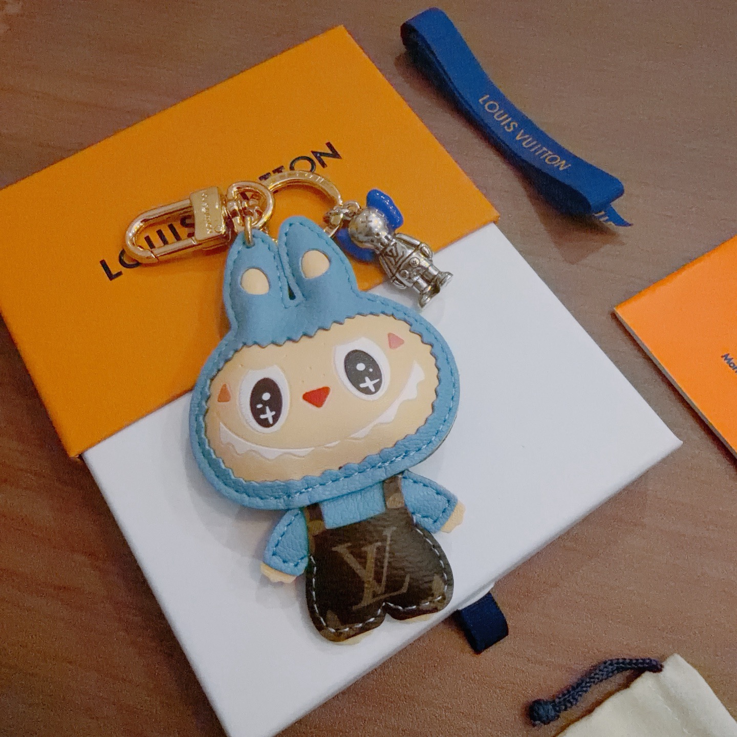 新品发布LV钥匙扣 lv包包扣 最新款包包挂饰档次更高明星同款Anger Forest系列经典款联名设计理念钥匙扣系列 细节对版做旧处理 非市面亮面版型 这款一直在出 lv里面热卖款 非常好搭配 潮流背包👔🥿