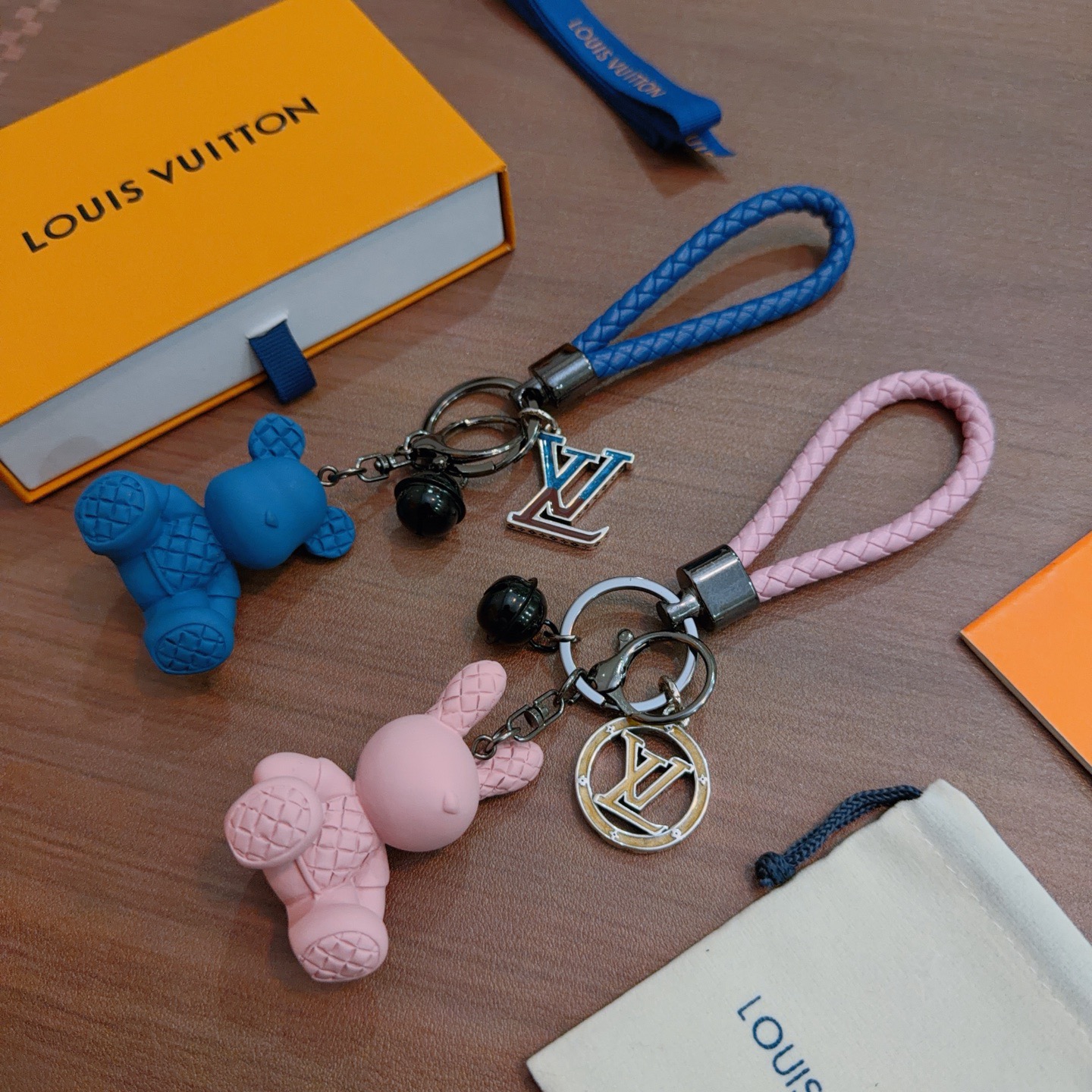 新品发布LV钥匙扣 lv包包扣 最新款包包挂饰档次更高明星同款Anger Forest系列经典款联名设计理念钥匙扣系列 细节对版做旧处理 非市面亮面版型 这款一直在出 lv里面热卖款 非常好搭配 潮流背包👔🥿