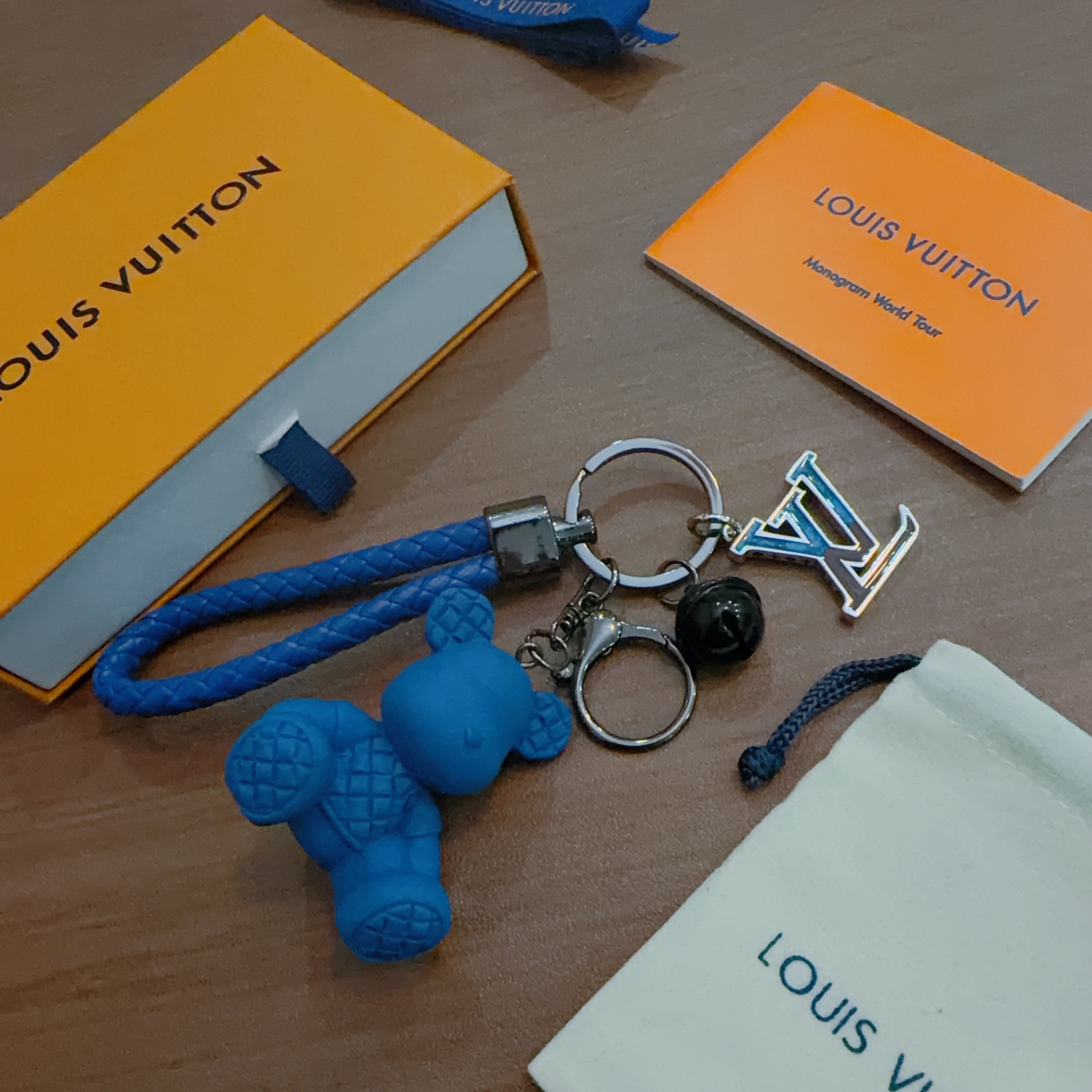 NO:678715,New product release LV keychain LV bag buckle The latest bag charms are of higher quality Stars have the same style Anger Forest series classic models co-branded design concept keychain series The details are distressed The version is not available in the market glossy version This has been coming out. The best-selling model in LV Very easy to match Trendy backpacks, jewelry boutiques, louis vuitton, backpacks, keychain19860909新品发布LV钥匙扣 lv包包扣 最新款包包挂饰档次更高明星同款Anger Forest系列经典款联名设计理念钥匙扣系列 细节对版做旧处理 非市面亮面版型 这款一直在出 lv里面热卖款 非常好搭配 潮流背包,饰品精品,louis vuitton,backpacks,keychain,Jewelry