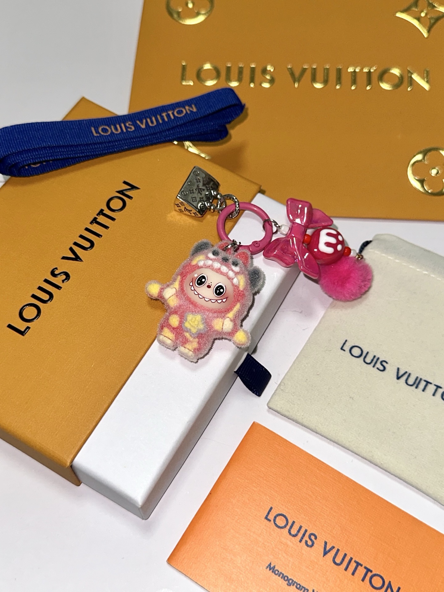 NO:678740,New Labbu LV co-branded keychain LV bag buckle The latest bag charms are of higher quality Stars have the same model Anger Forest series classic co-branded design concept keychain series The details are distressed and not available in the market Glossy version This has been on the market and is a best-selling model in LV Very good match with trendy backpacks, jewelry boutiques, louis vuitton, backpacks, keychain19860909新品拉布布LV联名钥匙扣 lv包包扣 最新款包包挂饰档次更高明星同款Anger Forest系列经典款联名设计理念钥匙扣系列 细节对版做旧处理 非市面亮面版型 这款一直在出 lv里面热卖款 非常好搭配潮流背包,饰品精品,louis vuitton,backpacks,keychain,Jewelry