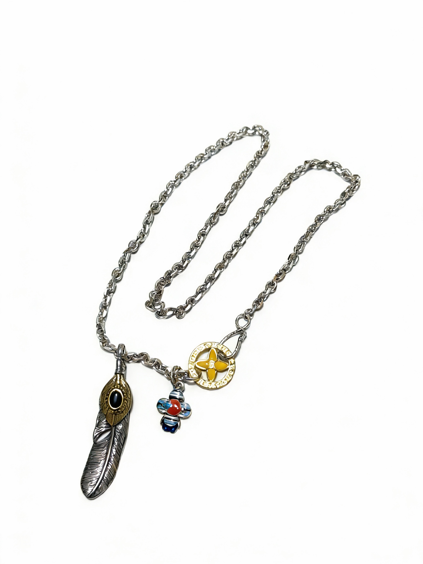 NO:678755,Louis Vuitton LV necklace original single goods counter new open mold retro trendy fashion must-have. Can be worn by both men and women. The same style for couples. Rock punk Thai silver style. Retro elements. Trendy and versatile. The same necklace on the official website. The latest chain has a higher grade. Celebrity classic necklace series retro silver agate necklace. The chain length is 60 cm. The length can be changed. The details are distressed. Non-market glossy version. This one has been out. The best-selling model in LV. Very good match with trendy clothes, high-quality jewelry, Louis Vuitton.  vuitton,louis vuitton,necklace19860909路易威登 LV项链原单货专柜新款开模复古潮流时尚必备 男女均可佩戴 情侣款同款 摇滚朋克泰银风格 复古元素 潮流百搭 官网同款项链最新款链条档次更高明星经典款项链系列复古银玛瑙项链 链长60厘米可改长度 细节对版做旧处理 非市面亮面版型 这款一直在出 LV里面热卖款 非常好搭配潮流衣服,饰品精品,louis vuitton,louis vuitton,necklace,Jewelry