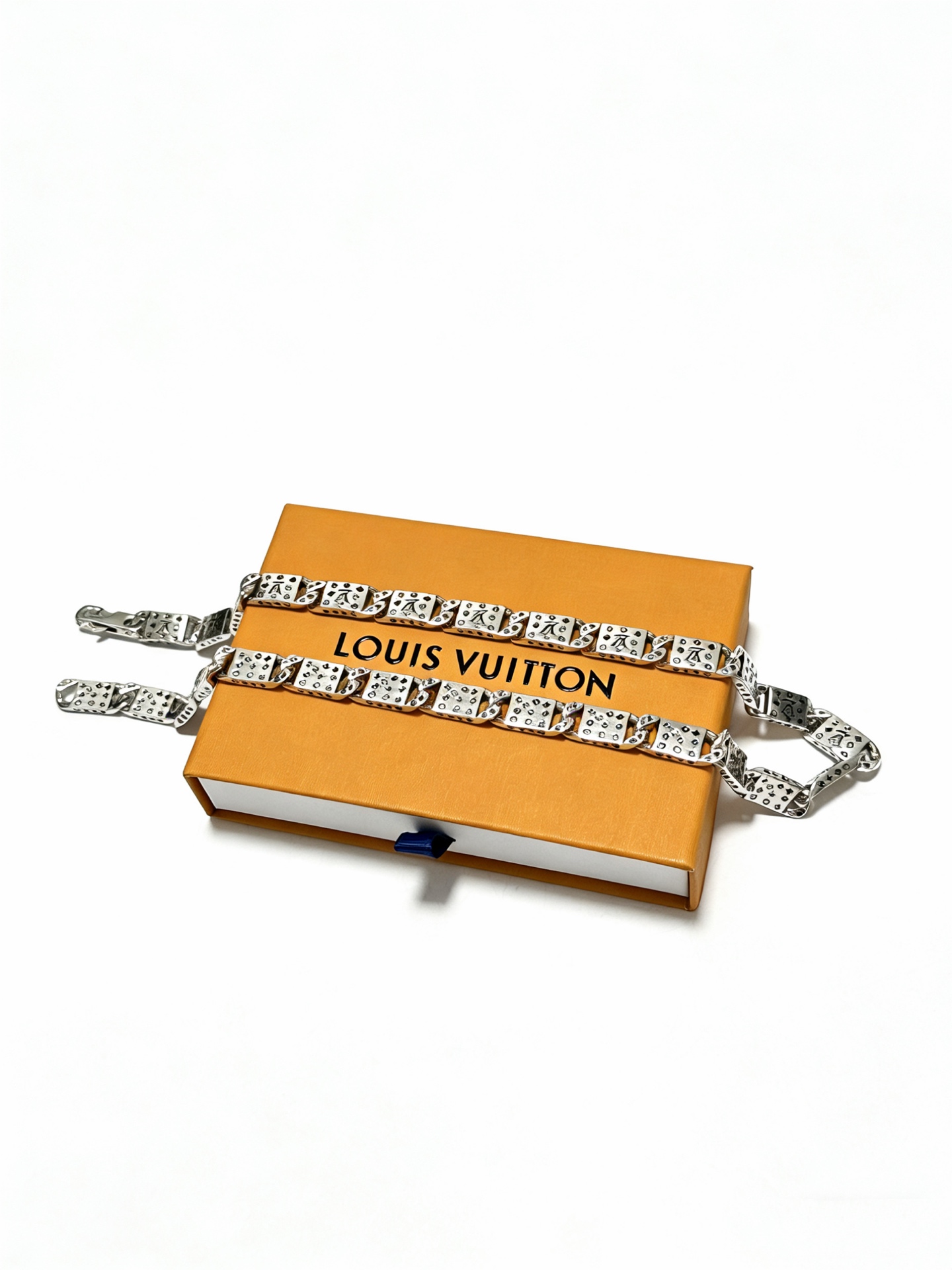 NO:678760,Louis Vuitton LV necklace original single goods counter new open mold retro trendy fashion must-have. Can be worn by both men and women. The same style for couples. Rock punk Thai silver style. Retro elements. Trendy and versatile. The same necklace from the official website. The latest chain has a higher grade. Star classic necklace series retro silver agate necklace. The chain length is 55 cm. The length can be changed. The details are distressed. Not available in the market. Glossy version. This one has been out. It is a hot-selling model in LV. It goes well with trendy clothes, high-quality jewelry, Louis Vuitton.  vuitton,louis vuitton,necklace19860909路易威登 LV项链原单货专柜新款开模复古潮流时尚必备 男女均可佩戴 情侣款同款 摇滚朋克泰银风格 复古元素 潮流百搭 官网同款项链最新款链条档次更高明星经典款项链系列复古银玛瑙项链 链长55厘米可改长度 细节对版做旧处理 非市面亮面版型 这款一直在出 LV里面热卖款 非常好搭配潮流衣服,饰品精品,louis vuitton,louis vuitton,necklace,Jewelry