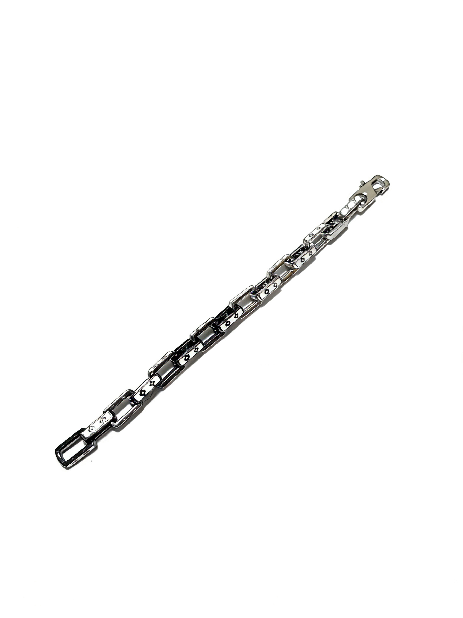 NO:678762,High-quality Louis Vuitton LV bracelet original item counter new open mold retro trendy fashion must-have. Can be worn by both men and women. The same style for couples. Rock punk Thai silver style. Retro elements. Trendy and versatile. The same necklace on the official website. The latest chain has a higher grade. Celebrity classic bracelet. Cuban chain series. Retro silver bracelet. The length of the chain is 18 20 22. The length can be changed. The details are distressed. Non-market glossy version. This one has been on the market and is a hot seller in LV.  Very easy to match with trendy clothes, fine jewelry, louis vuitton, louis vuitton, necklace, bracelet19860909高品质路易威登LV手链原单货专柜新款开模复古潮流时尚必备 男女均可佩戴 情侣款同款 摇滚朋克泰银风格 复古元素 潮流百搭 官网同款项链最新款链条档次更高明星经典款手链古巴链系列复古银手链 链长码数18 20 22可改长度 细节对版做旧处理 非市面亮面版型 这款一直在出 LV里面热卖款 非常好搭配潮流衣服,饰品精品,louis vuitton,louis vuitton,necklace,bracelet,Jewelry