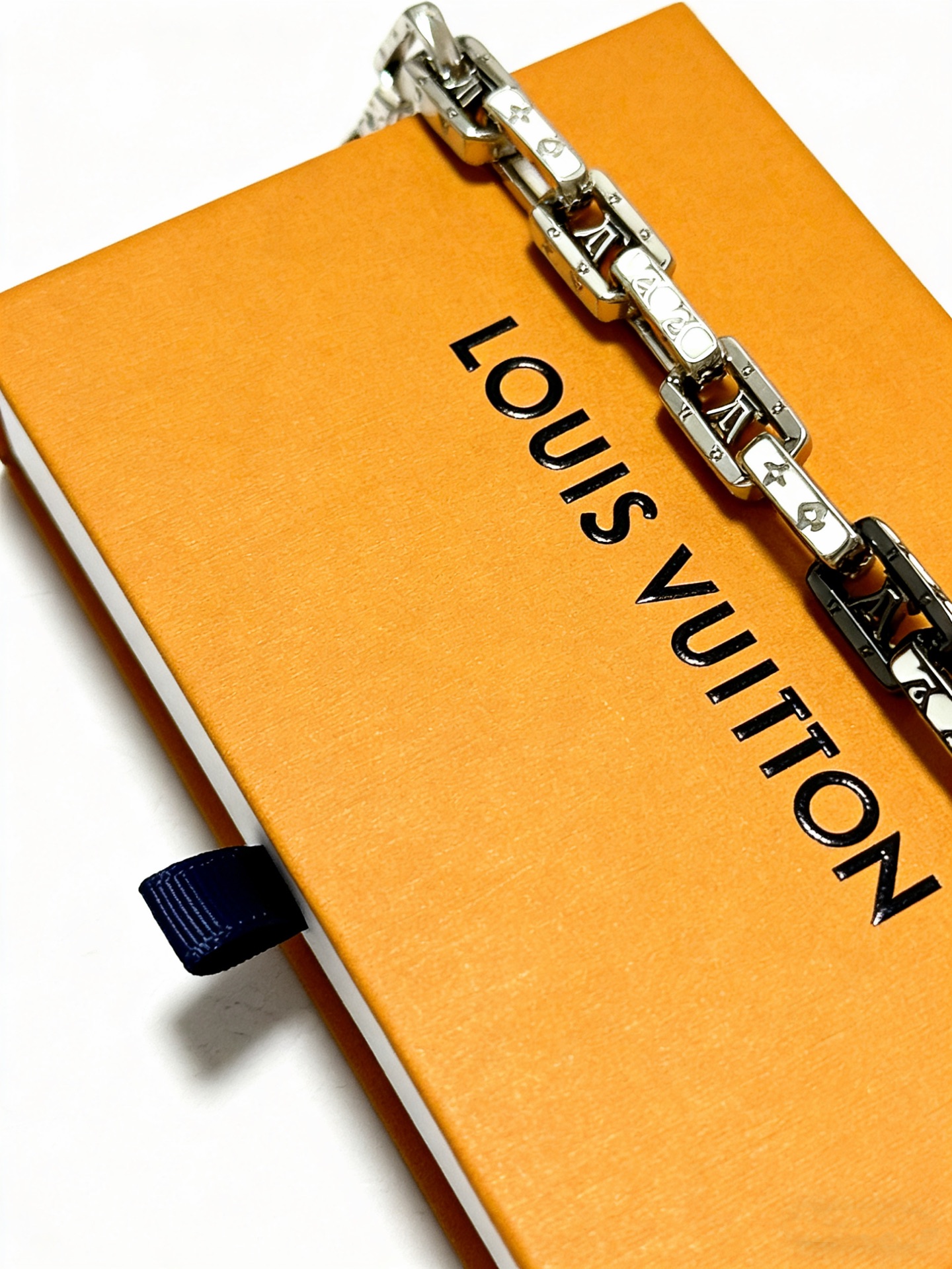 高品质路易威登LV手链🇷🇼原单货🇷🇼专柜新款开模复古潮流时尚必备 男女均可佩戴 情侣款同款 摇滚朋克泰银