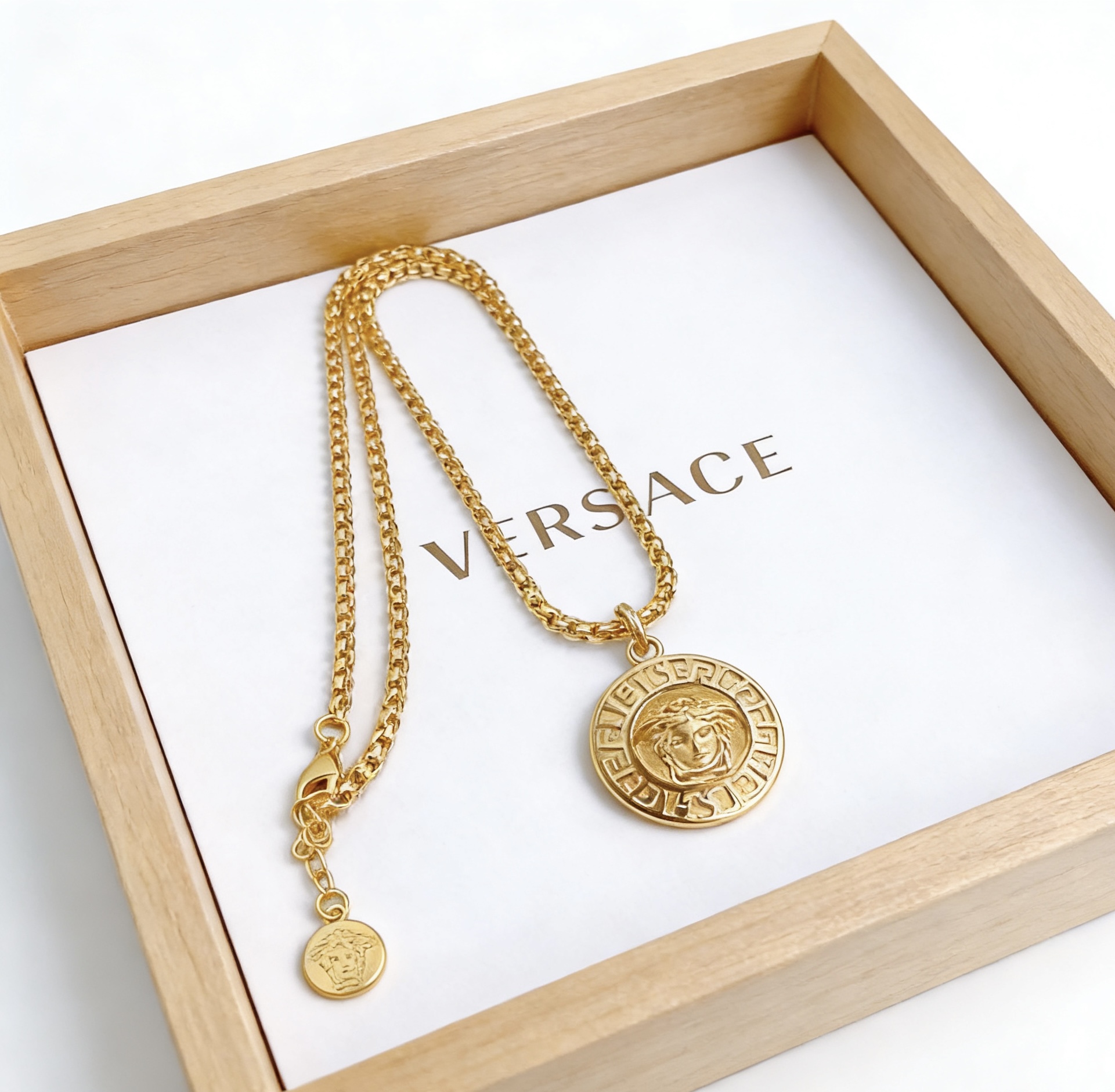 高品质范思哲项链美杜莎头像原单货专柜新款开模复古潮流时尚必备 男女均可佩戴 情侣款同款 摇滚朋克泰银风格