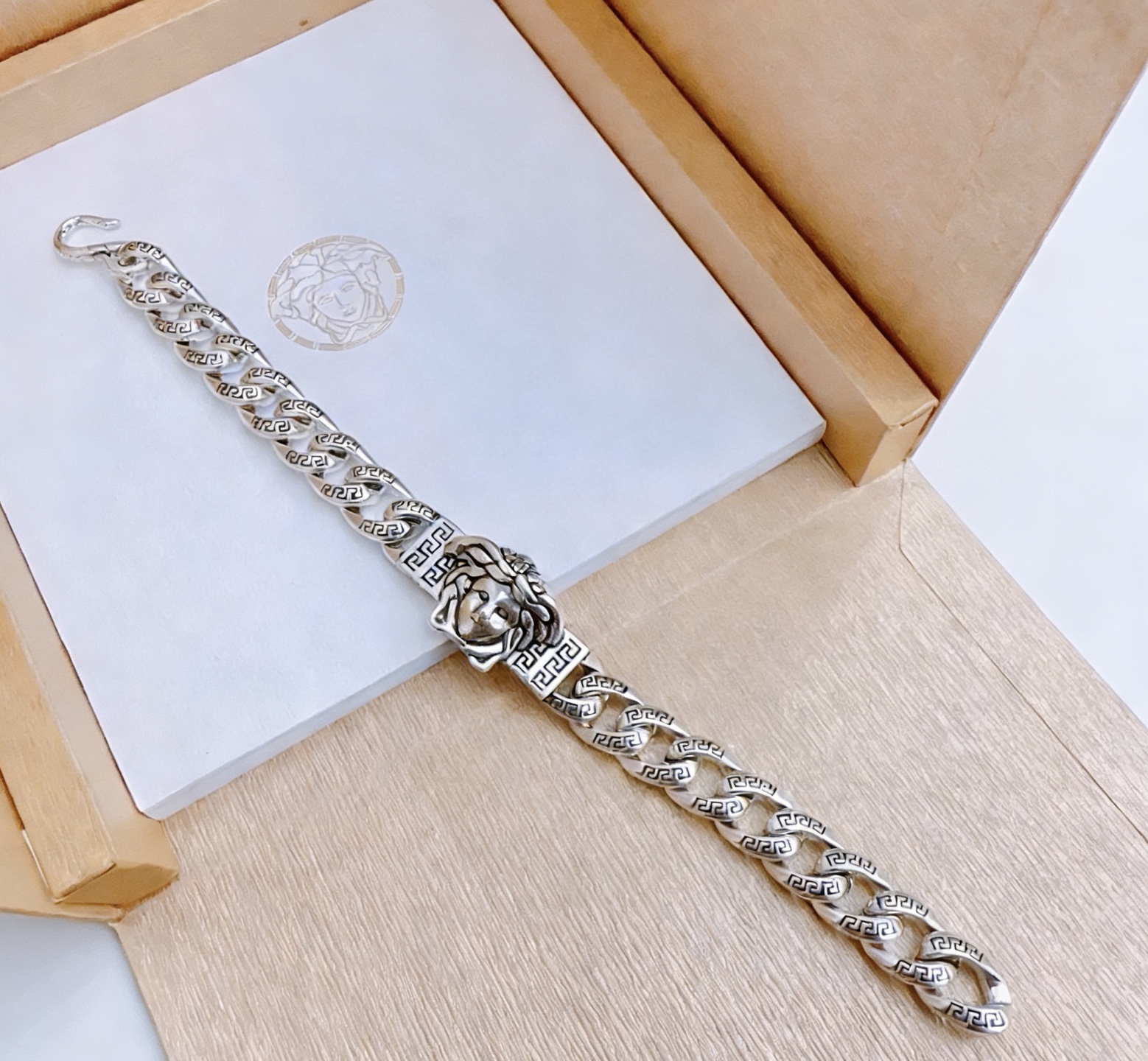 高品质范思哲手链美杜莎头像原单货专柜新款开模复古潮流时尚必备 男女均可佩戴 情侣款同款 摇滚朋克泰银风格
