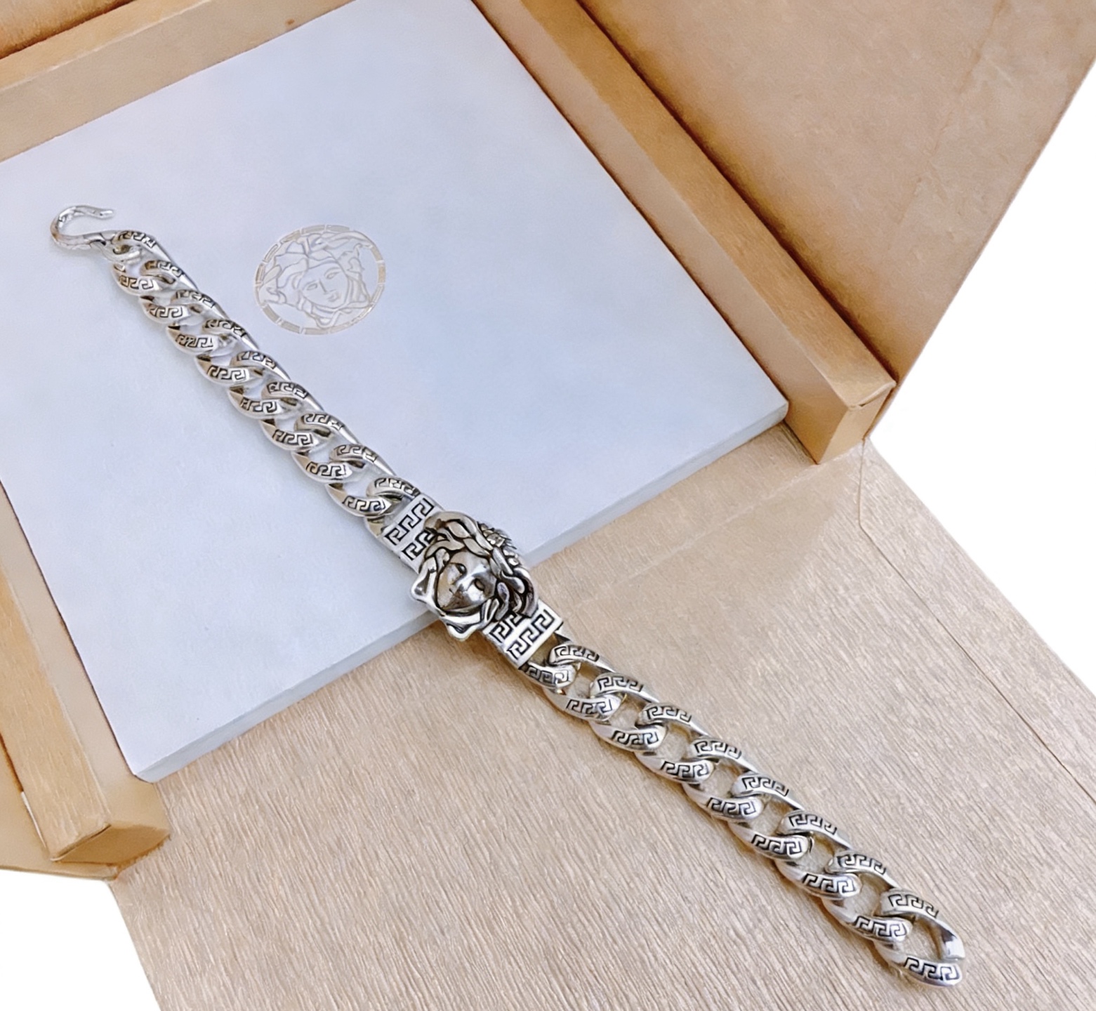 高品质范思哲手链美杜莎头像原单货专柜新款开模复古潮流时尚必备 男女均可佩戴 情侣款同款 摇滚朋克泰银风格