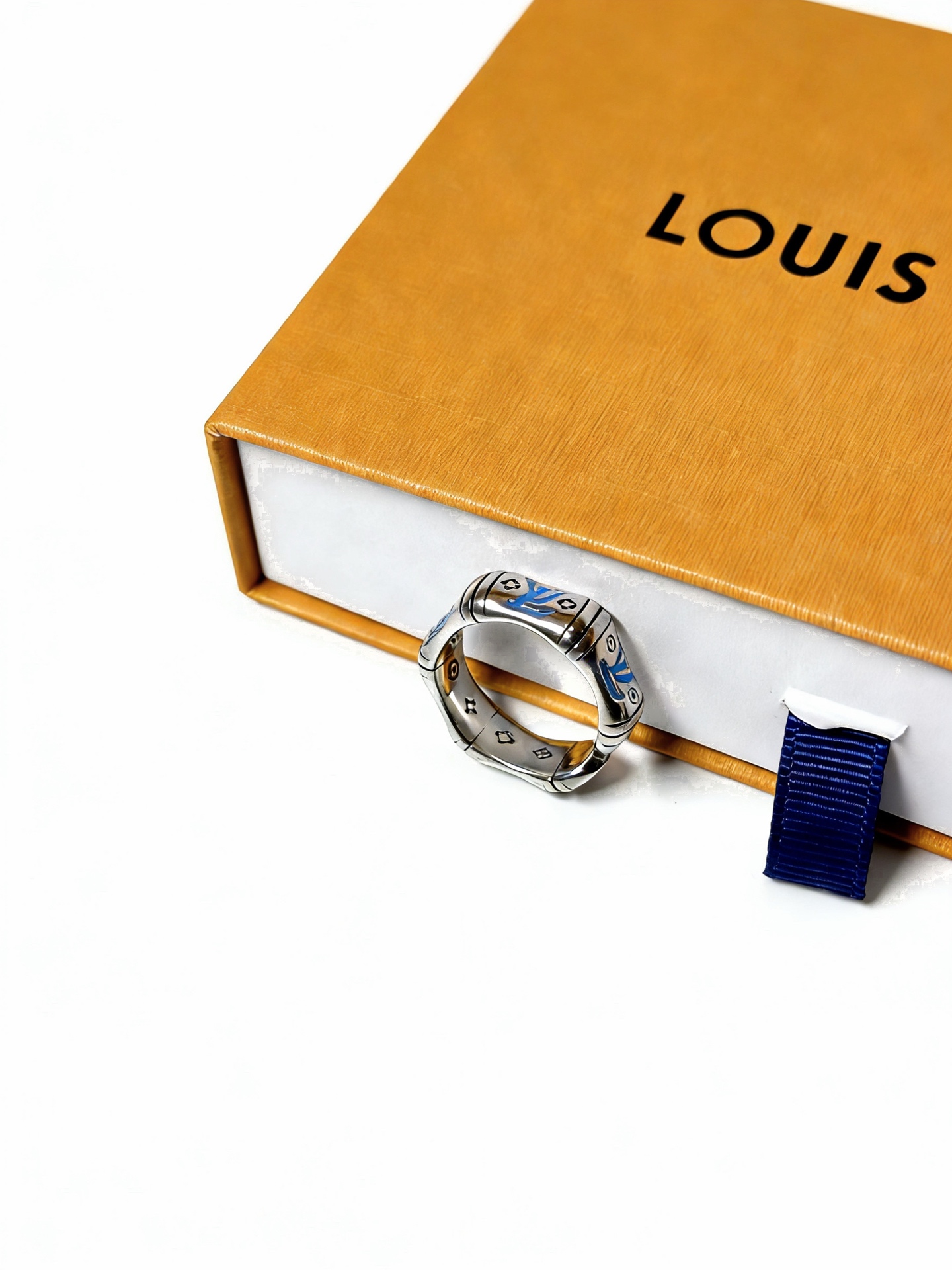 NO:688235,High-quality Louis Vuitton LV ring original item counter new open mold retro trendy fashion must-have. Can be worn by both men and women. The same style for couples. Rock punk Thai silver style. Retro elements. Trendy and versatile. The latest model of the same necklace on the official website is higher grade. Celebrity classic series retro silver ring. The size opening design is adjustable. The details are distressed. Non-market glossy version. This has been out. The best-selling model in LV. Very good match with trendy clothes, jewelry boutique, louis vuitton, louis  vuitton,necklace,ring19860909高品质路易威登LV戒指原单货专柜新款开模复古潮流时尚必备 男女均可佩戴 情侣款同款 摇滚朋克泰银风格 复古元素 潮流百搭 官网同款项链最新款档次更高明星经典款系列复古银戒指 码数开口设计可调节 细节对版做旧处理 非市面亮面版型 这款一直在出 LV里面热卖款 非常好搭配潮流衣服,饰品精品,louis vuitton,louis vuitton,necklace,ring,Jewelry