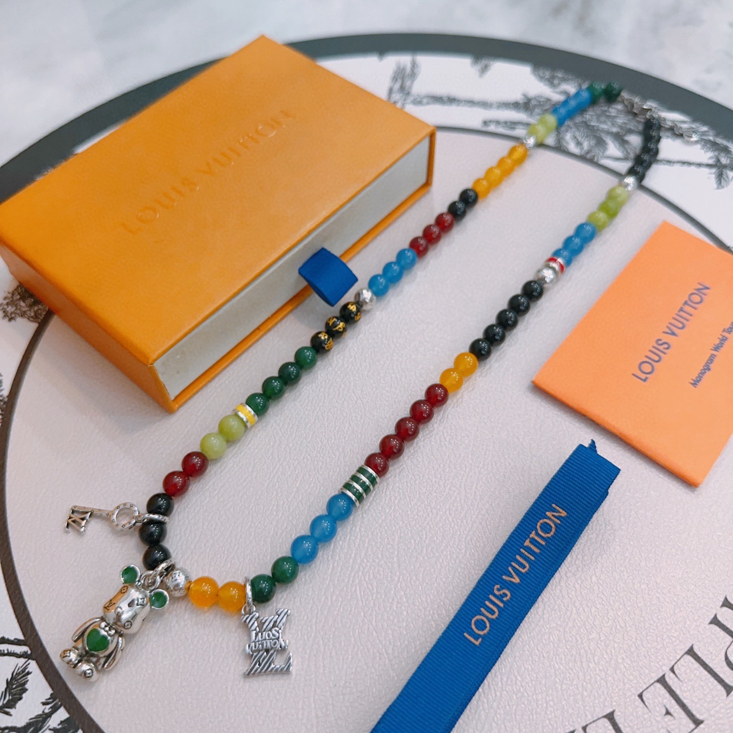 NO:688256,Louis Vuitton LV necklace original single goods counter new open mold retro trendy fashion must-have. Can be worn by both men and women. The same style for couples. Rock punk Thai silver style. Retro elements. Trendy and versatile. The same necklace on the official website. The latest chain has a higher grade. Celebrity classic necklace series retro silver agate necklace. The chain length is 60 cm. The length can be changed. The details are distressed. Non-market glossy version. This one has been out. The best-selling model in LV. Very good match with trendy clothes, high-quality jewelry, Louis Vuitton.  vuitton,louis vuitton,necklace19860909路易威登 LV项链原单货专柜新款开模复古潮流时尚必备 男女均可佩戴 情侣款同款 摇滚朋克泰银风格 复古元素 潮流百搭 官网同款项链最新款链条档次更高明星经典款项链系列复古银玛瑙项链 链长60厘米可改长度 细节对版做旧处理 非市面亮面版型 这款一直在出 LV里面热卖款 非常好搭配潮流衣服,饰品精品,louis vuitton,louis vuitton,necklace,Jewelry