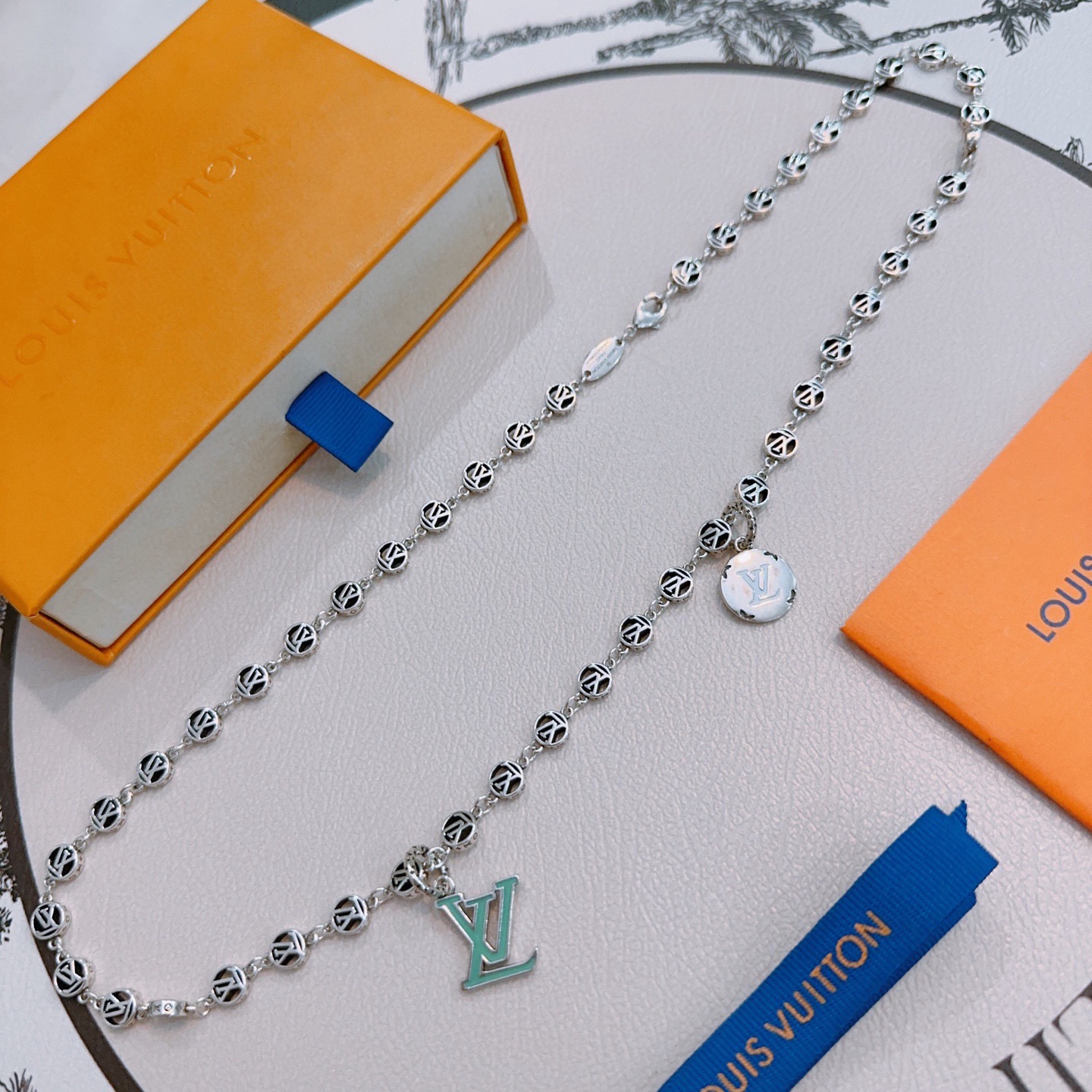 NO:688236,LV Louis Vuitton necklace original single goods counter new open mold retro trendy fashion must-have. Can be worn by both men and women. The same style for couples. Rock punk Thai silver style. Retro elements. Trendy and versatile. The same necklace from the official website. The latest chain has a higher grade. Star classic necklace series retro silver necklace. The chain length is 60 cm and the length can be changed. The details are distressed. Non-market glossy version. This model has been on the market. This is a hot-selling model in LV. It goes well with trendy clothes, jewelry boutiques, louis vuitton, louis  vuitton,necklace19860909LV路易威登项链原单货专柜新款开模复古潮流时尚必备 男女均可佩戴 情侣款同款 摇滚朋克泰银风格 复古元素 潮流百搭 官网同款项链最新款链条档次更高明星经典款项链系列复古银项链 链长60厘米可改长度 细节对版做旧处理 非市面亮面版型 这款一直在出 LV里面热卖款 非常好搭配潮流衣服,饰品精品,louis vuitton,louis vuitton,necklace,Jewelry