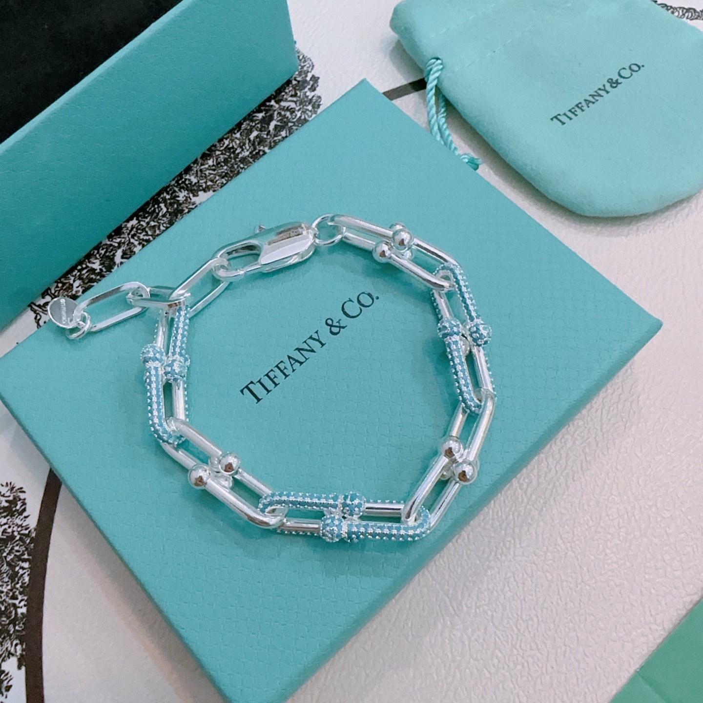 NO:688261,New blue diamond Tiffany bracelet TIFFNY&CO. Counter Seiko silver version, the same style as the star, retro old style, original replica, purely handmade ~ authentic open mold, fashionable must-have, can be worn by both men and women, same style for couples, rock punk silver style, trendy and versatile, same style as the official website, boutique jewelry, tiffany, bracelet19860909新款蓝钻蒂芙尼手链TIFFNY&CO. 专柜精工银版本明星同款 复古做旧风 原版复刻 纯手工打造 ～正品开模潮流时尚必备 男女均可佩戴 情侣款同款 摇滚朋克银风格 潮流百搭 官网同款,饰品精品,tiffany,bracelet,Jewelry