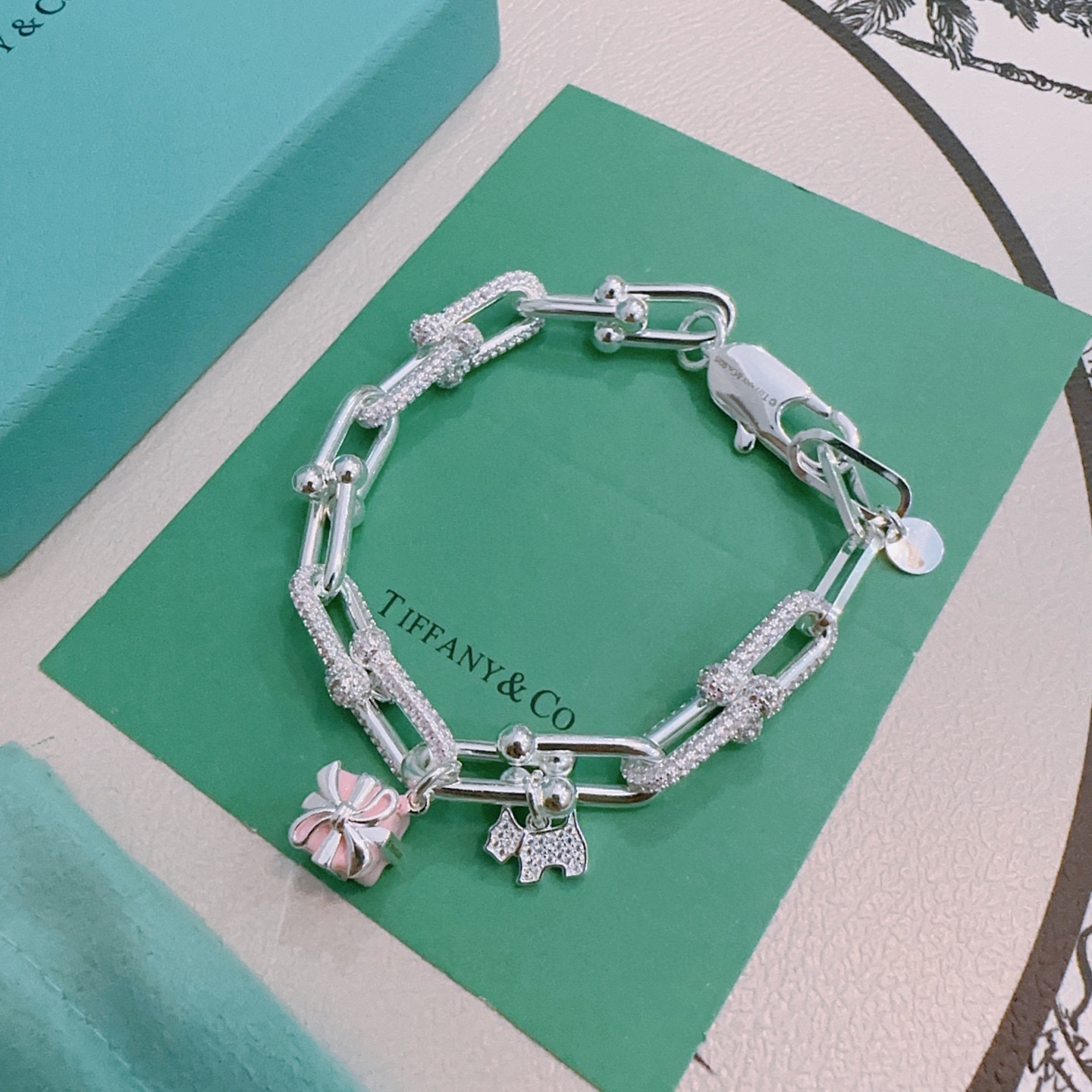 NO:688272,New Pink Diamond Tiffany Bracelet TIFFNY&CO. Counter Seiko Silver Version Same Style as Stars Retro Old Style Original Re-Engraved Purely Handmade ~ Genuine Open Mold Trendy Fashion Must-Have Can Be Weared by Men and Women Same Style for Couples Rock and Punk Silver Style Trendy and Versatile Same Style as Official Website, Boutique Jewelry, Tiffany, Bracelet19860909新款粉钻蒂芙尼手链TIFFNY&CO. 专柜精工银版本明星同款 复古做旧风 原版复刻 纯手工打造 ～正品开模潮流时尚必备 男女均可佩戴 情侣款同款 摇滚朋克银风格 潮流百搭 官网同款,饰品精品,tiffany,bracelet,Jewelry