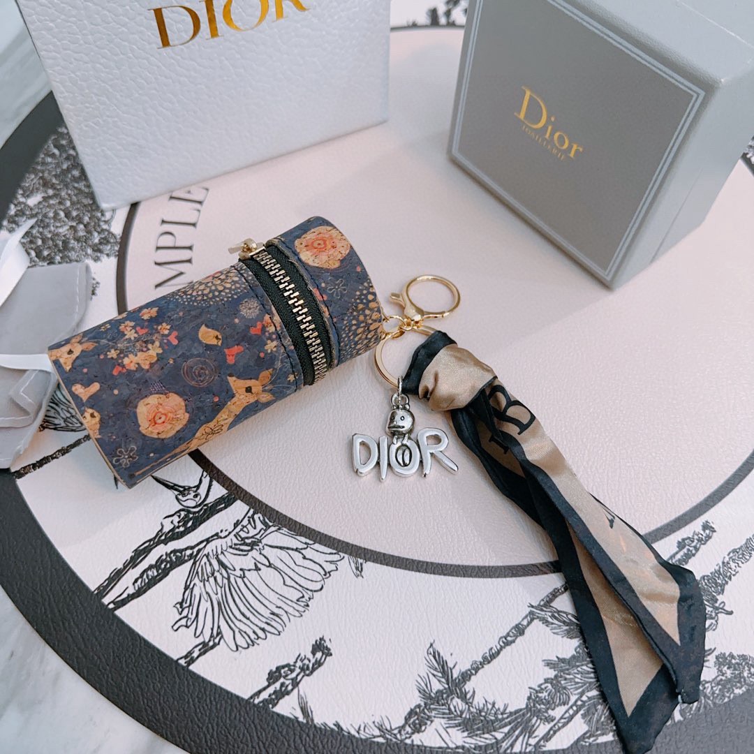 NO:688264,New product release Dior keychain bag buckle The latest bag charms are of a higher grade Stars have the same style Anger Forest series classic models co-branded design concept keychain series The details are distressed The version is not available in the market glossy version This has been out. The best-selling model in Dior Very good match with trendy backpacks, jewelry boutiques, dior, backpacks, keychain19860909新品发布 迪奥钥匙扣 包包扣 最新款包包挂饰档次更高明星同款Anger Forest系列经典款联名设计理念钥匙扣系列 细节对版做旧处理 非市面亮面版型 这款一直在出 迪奥里面热卖款 非常好搭配潮流背包,饰品精品,dior,backpacks,keychain,Jewelry