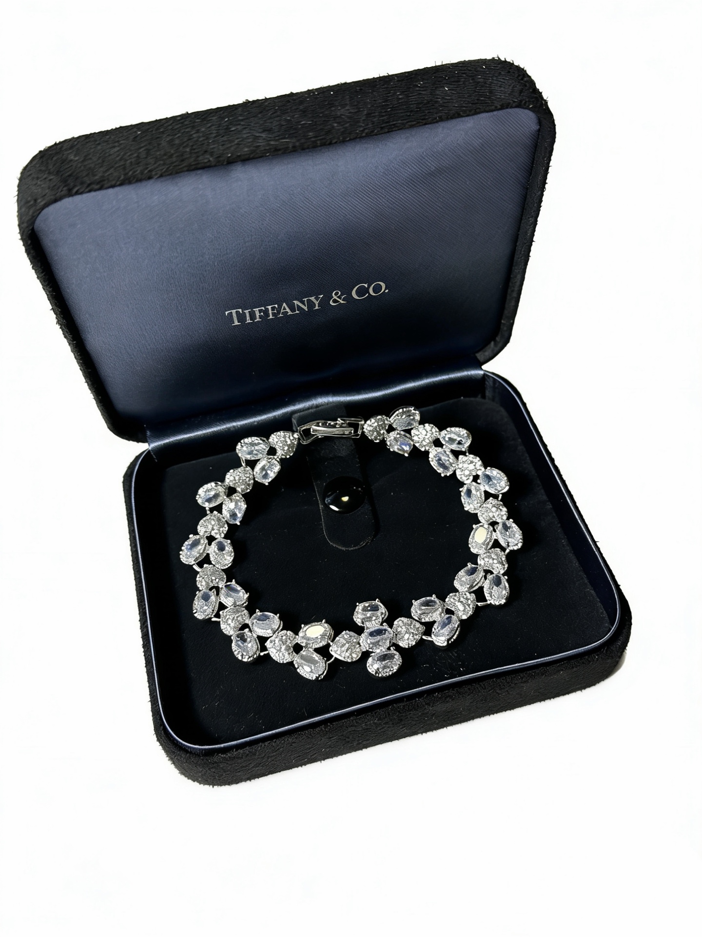 NO:688271,Exclusive custom-made Tiff Tiffany bracelet commemorative version Highlights Marquise bracelet Made of high-carbon diamonds, top-grade gold material inlay, platinum diamond design, absolutely exquisite and elegant, generous bracelet, jewelry boutique, tiffany, bracelet19860909独家订制 Tiff 蒂芙尼手链纪念款 花絮 马眼 手链 采用高碳钻 顶级亚金材质镶嵌 铂金镶钻设计 绝对精工细造优雅 大方手链,饰品精品,tiffany,bracelet,Jewelry