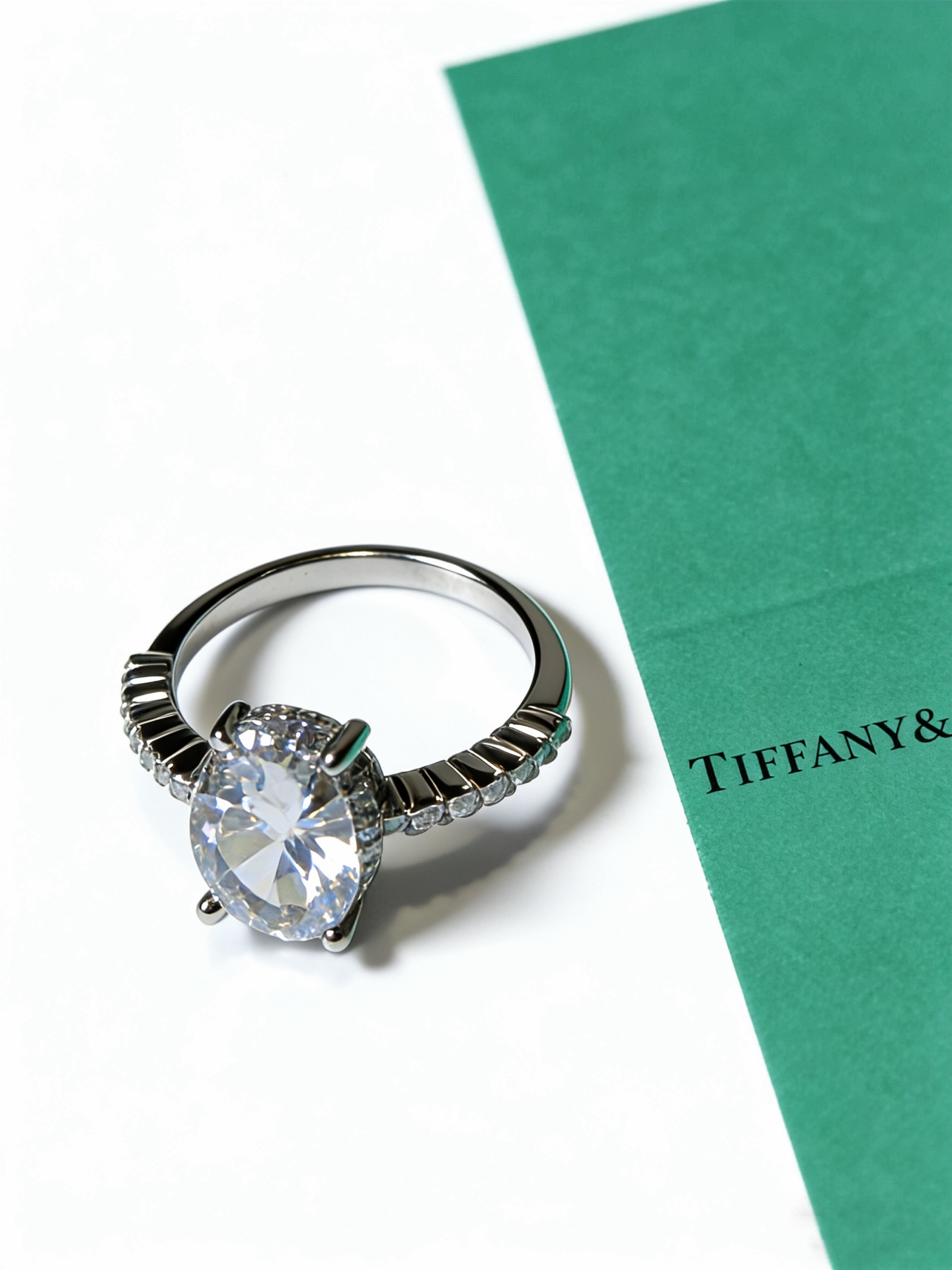 NO:688278,Tiffany Tiffany ring, simple and versatile, trendy item, brand new upgraded version, ring code number (678), V gold plated platinum layer, original clear word print, very good style, recommended this one, multiple design elements, each layer design, each style is classic. Diamonds are simple to match, but the big-name feeling is coming. This is a must-buy. It is absolutely versatile and fashionable. The wearing effect is super beautiful and elegant. Noble and glamorous, high-quality jewelry, tiffany, ring19860909Tiffany 蒂芙尼戒指 简约大气百搭 潮流单品 全新升级版 戒指码数（678）V金镀铂金层 原版清晰字印 非常不错的款式推荐这款 搭配设计多元素每一层设计每款都是经典 钻搭配起来简约 但是大牌感迎面扑来 这款必须入手 绝对百搭潮品 佩戴效果超级美优雅气质 高贵冷艳,饰品精品,tiffany,ring,Jewelry