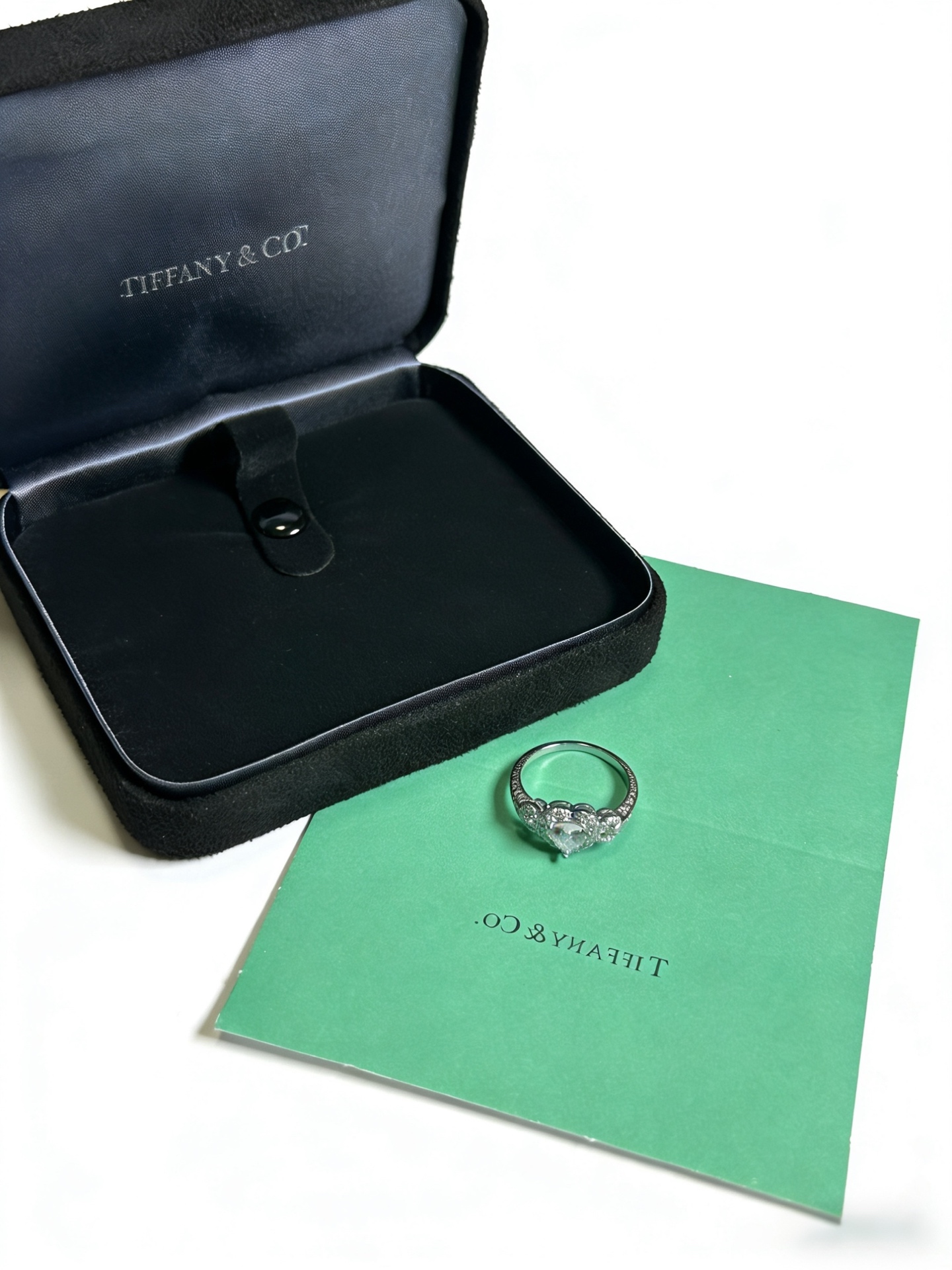 NO:705282,Tiffany Tiffany ring, simple and versatile, trendy item, brand new upgraded version, ring code number (678), V gold plated platinum layer, original clear word print, very good style, recommended this one, multiple design elements, each layer design, each style is classic. Diamonds are simple to match, but the big-name feeling is coming. This is a must-buy. It is absolutely versatile and fashionable. The wearing effect is super beautiful and elegant. Noble and glamorous, high-quality jewelry, tiffany, ring19860909Tiffany 蒂芙尼戒指 简约大气百搭 潮流单品 全新升级版 戒指码数（678）V金镀铂金层 原版清晰字印 非常不错的款式推荐这款 搭配设计多元素每一层设计每款都是经典 钻搭配起来简约 但是大牌感迎面扑来 这款必须入手 绝对百搭潮品 佩戴效果超级美优雅气质 高贵冷艳,饰品精品,tiffany,ring,Jewelry