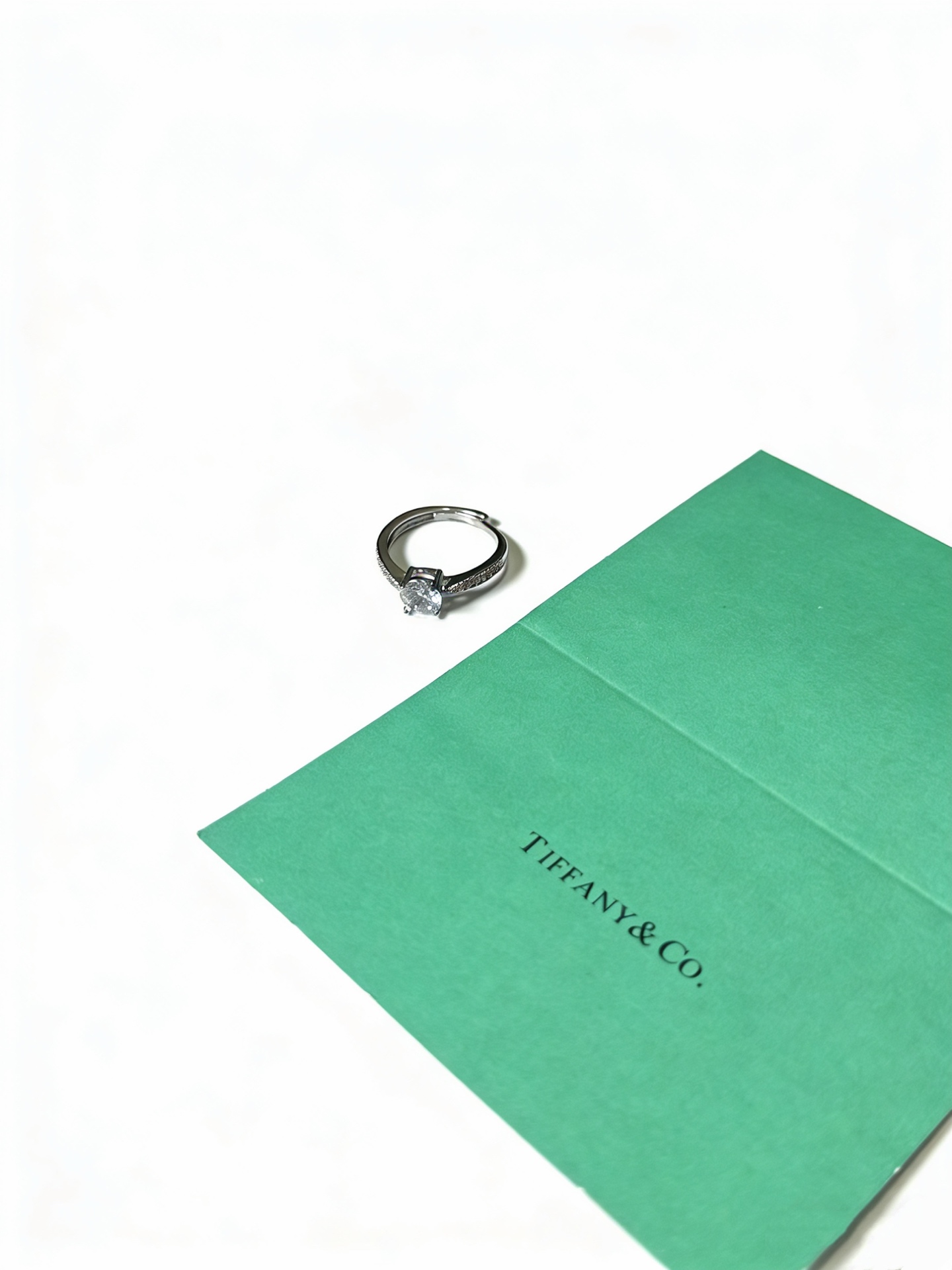 NO:705284,Tiffany Tiffany ring, simple and versatile, trendy item, brand new and upgraded version, open ring (adjustable), V gold plated with platinum layer, original clear word print, very good style, recommended this one, multi-element design, each layer design, each style is classic. Diamonds are simple to match, but the big-name feeling comes head-on. This is a must-buy. Absolutely versatile and trendy product. The wearing effect is super beautiful and elegant. Noble and glamorous, boutique jewelry, tiffany, ring19860909Tiffany 蒂芙尼戒指 简约大气百搭 潮流单品 全新升级版 开口戒指（可调节）V金镀铂金层 原版清晰字印 非常不错的款式推荐这款 搭配设计多元素每一层设计每款都是经典 钻搭配起来简约 但是大牌感迎面扑来 这款必须入手 绝对百搭潮品 佩戴效果超级美优雅气质 高贵冷艳,饰品精品,tiffany,ring,Jewelry