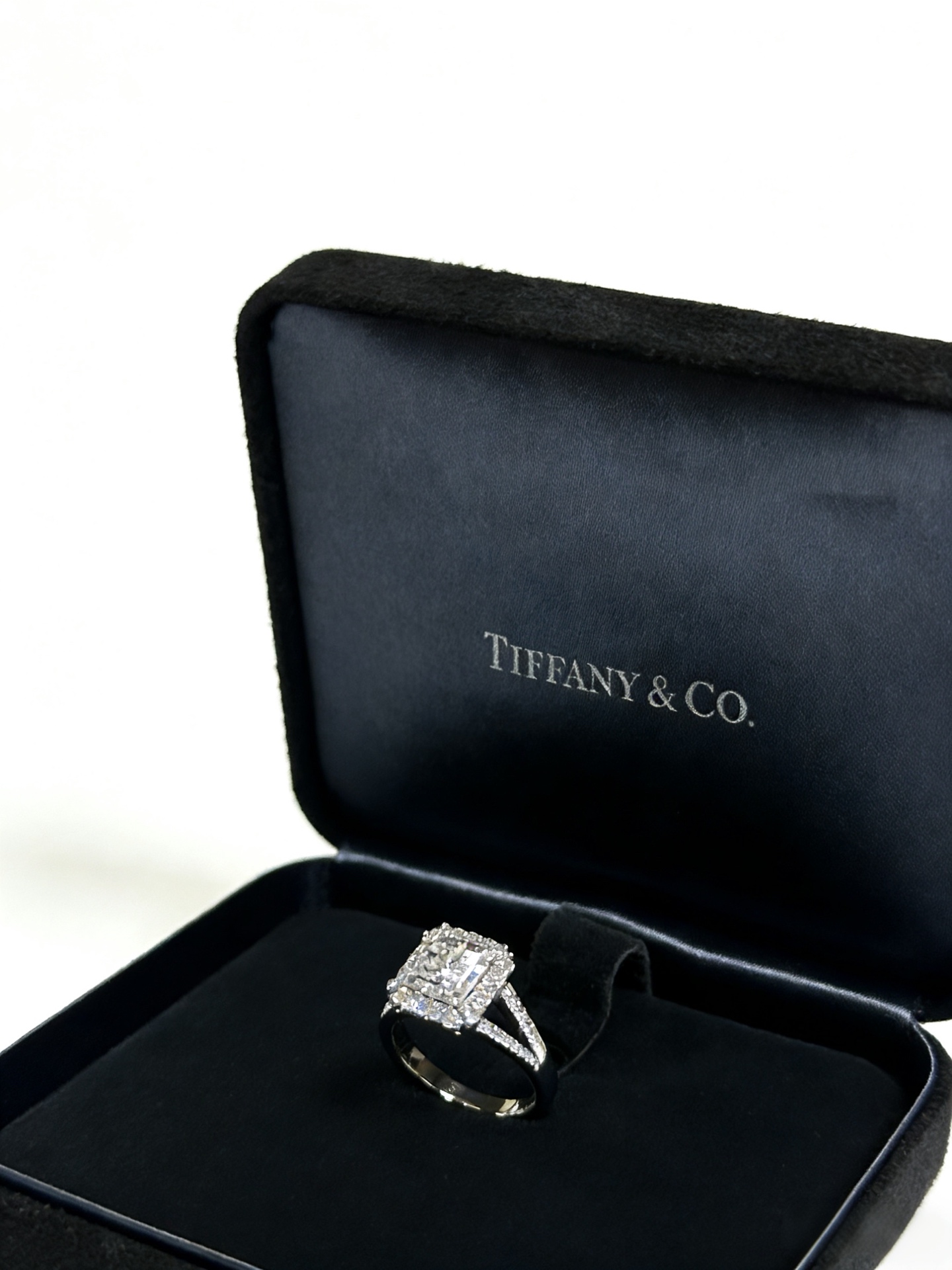 NO:705286,Tiffany Tiffany ring, simple and versatile, trendy item, brand new upgraded version, ring code number (678), V gold plated platinum layer, original clear word print, very good style, recommended this one, multiple design elements, each layer design, each style is classic. Diamonds are simple to match, but the big-name feeling is coming. This is a must-buy. It is absolutely versatile and fashionable. The wearing effect is super beautiful and elegant. Noble and glamorous, high-quality jewelry, tiffany, ring19860909Tiffany 蒂芙尼戒指 简约大气百搭 潮流单品 全新升级版 戒指码数（678）V金镀铂金层 原版清晰字印 非常不错的款式推荐这款 搭配设计多元素每一层设计每款都是经典 钻搭配起来简约 但是大牌感迎面扑来 这款必须入手 绝对百搭潮品 佩戴效果超级美优雅气质 高贵冷艳,饰品精品,tiffany,ring,Jewelry
