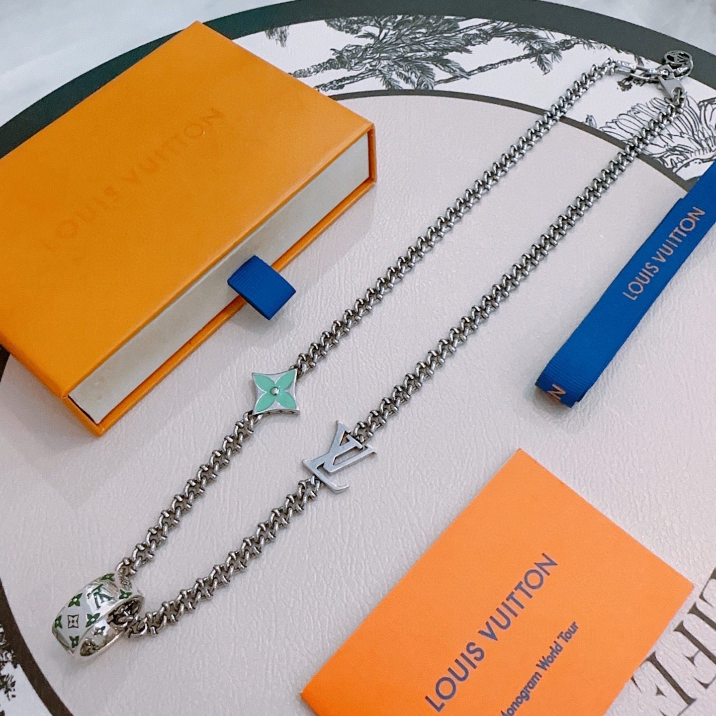 NO:705292,LV Louis Vuitton necklace original single goods counter new open mold retro trendy fashion must-have. Can be worn by both men and women. The same style for couples. Rock punk Thai silver style. Retro elements. Trendy and versatile. The same necklace from the official website. The latest chain has a higher grade. Star classic necklace series retro silver necklace. The chain length is 60 cm and the length can be changed. The details are distressed. Non-market glossy version. This model has been on the market. This is a hot-selling model in LV. It goes well with trendy clothes, jewelry boutiques, louis vuitton, louis  vuitton,necklace19860909LV路易威登项链原单货专柜新款开模复古潮流时尚必备 男女均可佩戴 情侣款同款 摇滚朋克泰银风格 复古元素 潮流百搭 官网同款项链最新款链条档次更高明星经典款项链系列复古银项链 链长60厘米可改长度 细节对版做旧处理 非市面亮面版型 这款一直在出 LV里面热卖款 非常好搭配潮流衣服,饰品精品,louis vuitton,louis vuitton,necklace,Jewelry