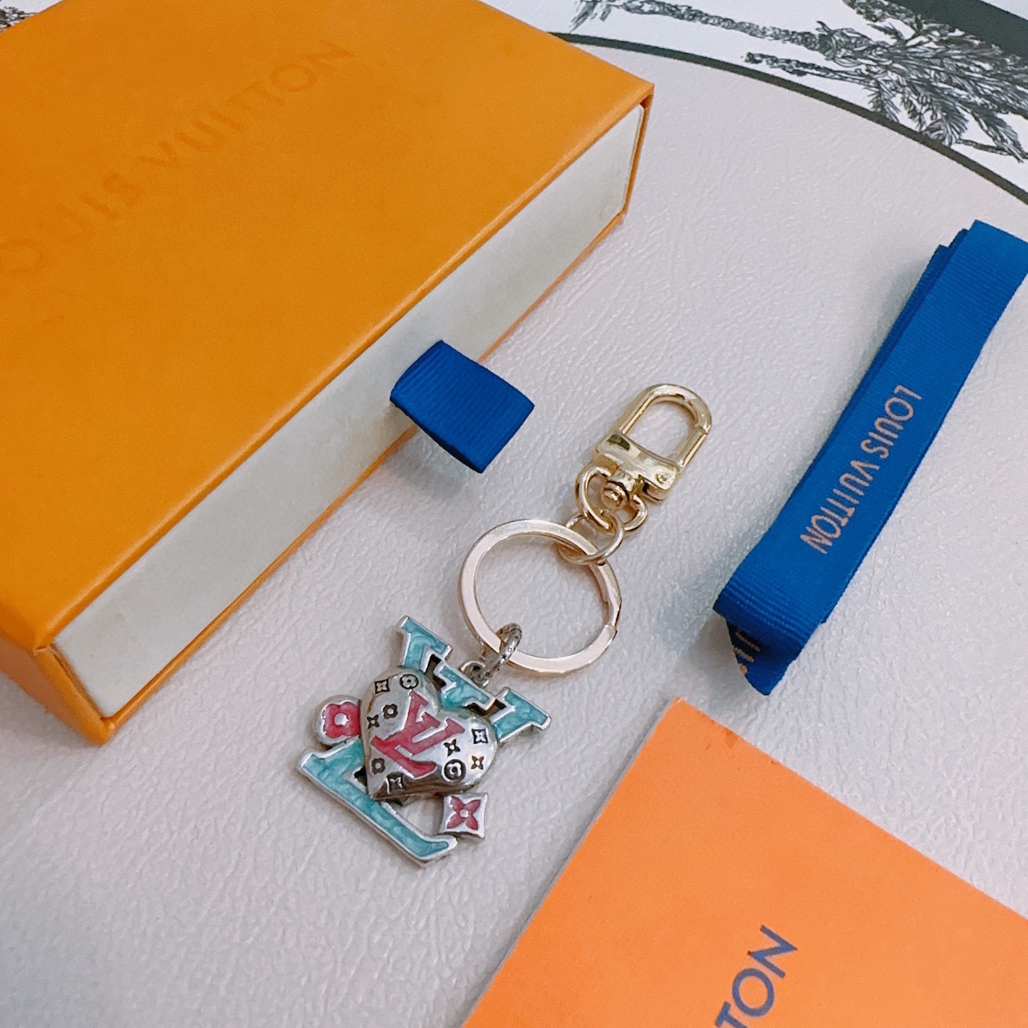 NO:705295,New product release LV keychain LV bag buckle The latest bag charms are of a higher grade Stars have the same style Anger Forest series classic models co-branded design concept keychain series The details are distressed The version is not available in the market glossy version This has been out of the LV best-selling model Very good match with trendy backpacks, jewelry boutiques, louis vuitton, backpacks, keychain19860909新品发布LV钥匙扣 lv包包扣 最新款包包挂饰档次更高明星同款Anger Forest系列经典款联名设计理念钥匙扣系列 细节对版做旧处理 非市面亮面版型 这款一直在出 lv里面热卖款 非常好搭配潮流背包,饰品精品,louis vuitton,backpacks,keychain,Jewelry