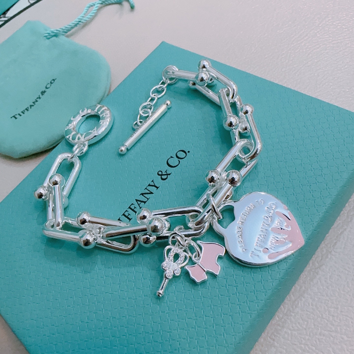 NO:705314,Tiffany & Co. Bracelet TIFFNY&CO. Counter Seiko silver version, the same style as the star, retro old style, original replica, purely handmade ~ authentic mold opening, trendy and fashionable must-have, can be worn by both men and women, same style for couples, rock punk silver style, trendy and versatile, same style as the official website, boutique jewelry, tiffany, bracelet19860909蒂芙尼手链 TIFFNY&CO. 专柜精工银版本明星同款 复古做旧风 原版复刻 纯手工打造 ～正品开模潮流时尚必备 男女均可佩戴 情侣款同款 摇滚朋克银风格 潮流百搭 官网同款,饰品精品,tiffany,bracelet,Jewelry