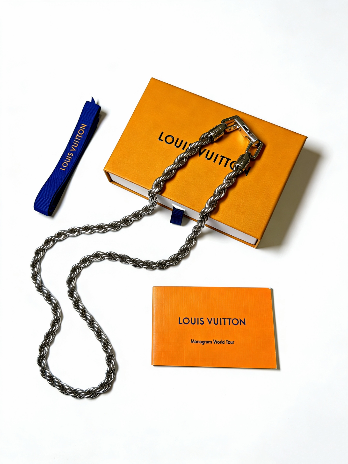 NO:705303,LV Louis Vuitton necklace original single goods counter new open mold retro trendy fashion must-have. Can be worn by both men and women. The same style for couples. Rock punk Thai silver style. Retro elements. Trendy and versatile. The same necklace on the official website. The latest chain has a higher grade. Star classic necklace series retro silver necklace. The chain length is 55 cm. The length can be changed. The details are distressed. Non-market glossy version. This model has been on the market. This is a hot-selling model in LV. It goes well with trendy clothes, jewelry boutiques, louis vuitton, louis  vuitton,necklace19860909LV路易威登项链原单货专柜新款开模复古潮流时尚必备 男女均可佩戴 情侣款同款 摇滚朋克泰银风格 复古元素 潮流百搭 官网同款项链最新款链条档次更高明星经典款项链系列复古银项链 链长55厘米可改长度 细节对版做旧处理 非市面亮面版型 这款一直在出 LV里面热卖款 非常好搭配潮流衣服,饰品精品,louis vuitton,louis vuitton,necklace,Jewelry