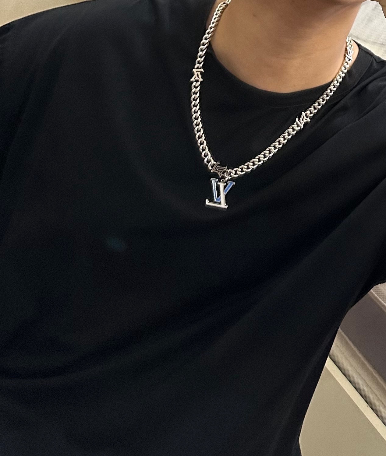 ❤️220包邮/原单代购级别
LV路易威登项链🇷🇼原单货🇷🇼专柜新款开模复古潮流时尚必备 男女均可佩戴 情侣款同款 摇滚朋克泰银风格 复古元素 潮流百搭 官网同款项链最新款链条档次更高明星经典款项链系列复古银项链
链长55厘米可改长度
细节对版做旧处理 非市面亮面版型 
这款一直在出 LV里面热卖款 非常好搭配潮流衣服👔🥿