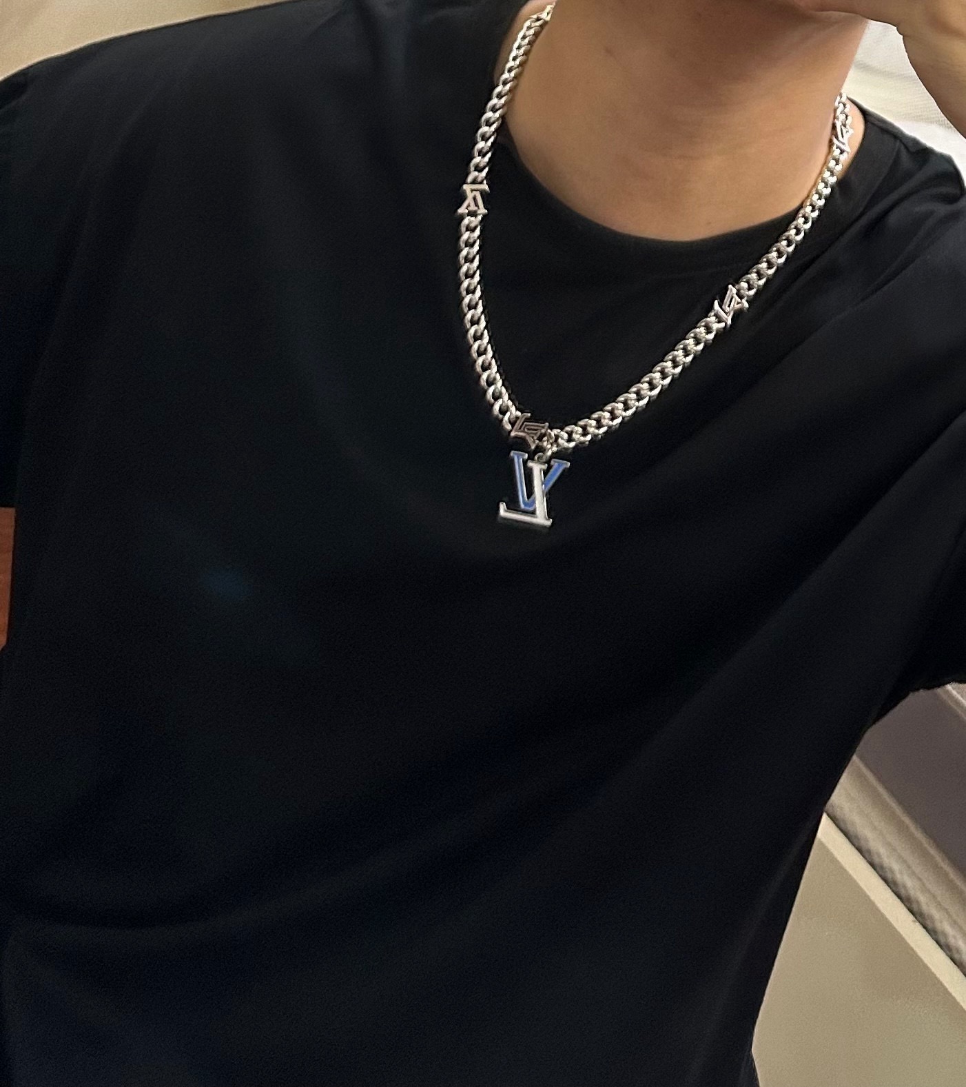 ❤️220包邮/原单代购级别
LV路易威登项链🇷🇼原单货🇷🇼专柜新款开模复古潮流时尚必备 男女均可佩戴 情侣款同款 摇滚朋克泰银风格 复古元素 潮流百搭 官网同款项链最新款链条档次更高明星经典款项链系列复古银项链
链长55厘米可改长度
细节对版做旧处理 非市面亮面版型 
这款一直在出 LV里面热卖款 非常好搭配潮流衣服👔🥿