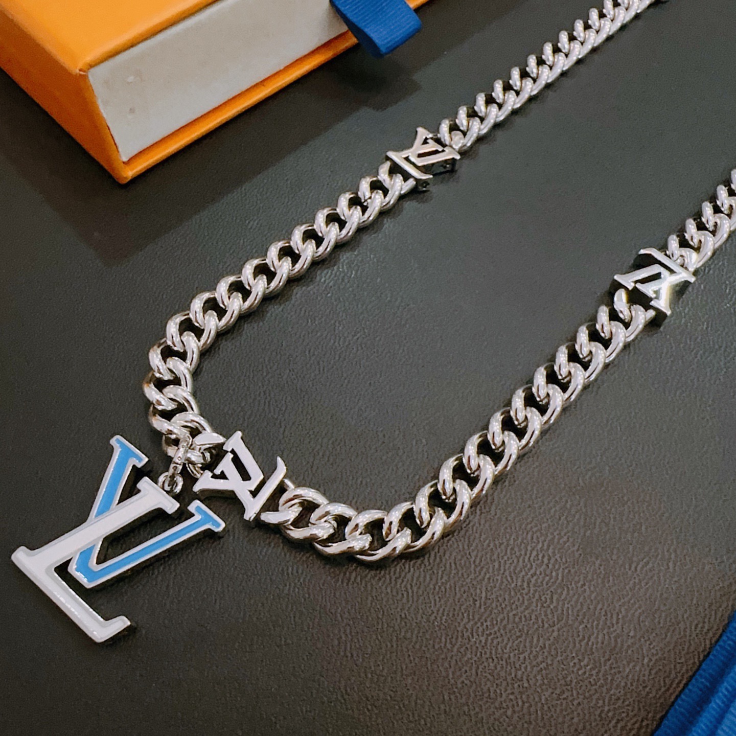❤️220包邮/原单代购级别
LV路易威登项链🇷🇼原单货🇷🇼专柜新款开模复古潮流时尚必备 男女均可佩戴 情侣款同款 摇滚朋克泰银风格 复古元素 潮流百搭 官网同款项链最新款链条档次更高明星经典款项链系列复古银项链
链长55厘米可改长度
细节对版做旧处理 非市面亮面版型 
这款一直在出 LV里面热卖款 非常好搭配潮流衣服👔🥿